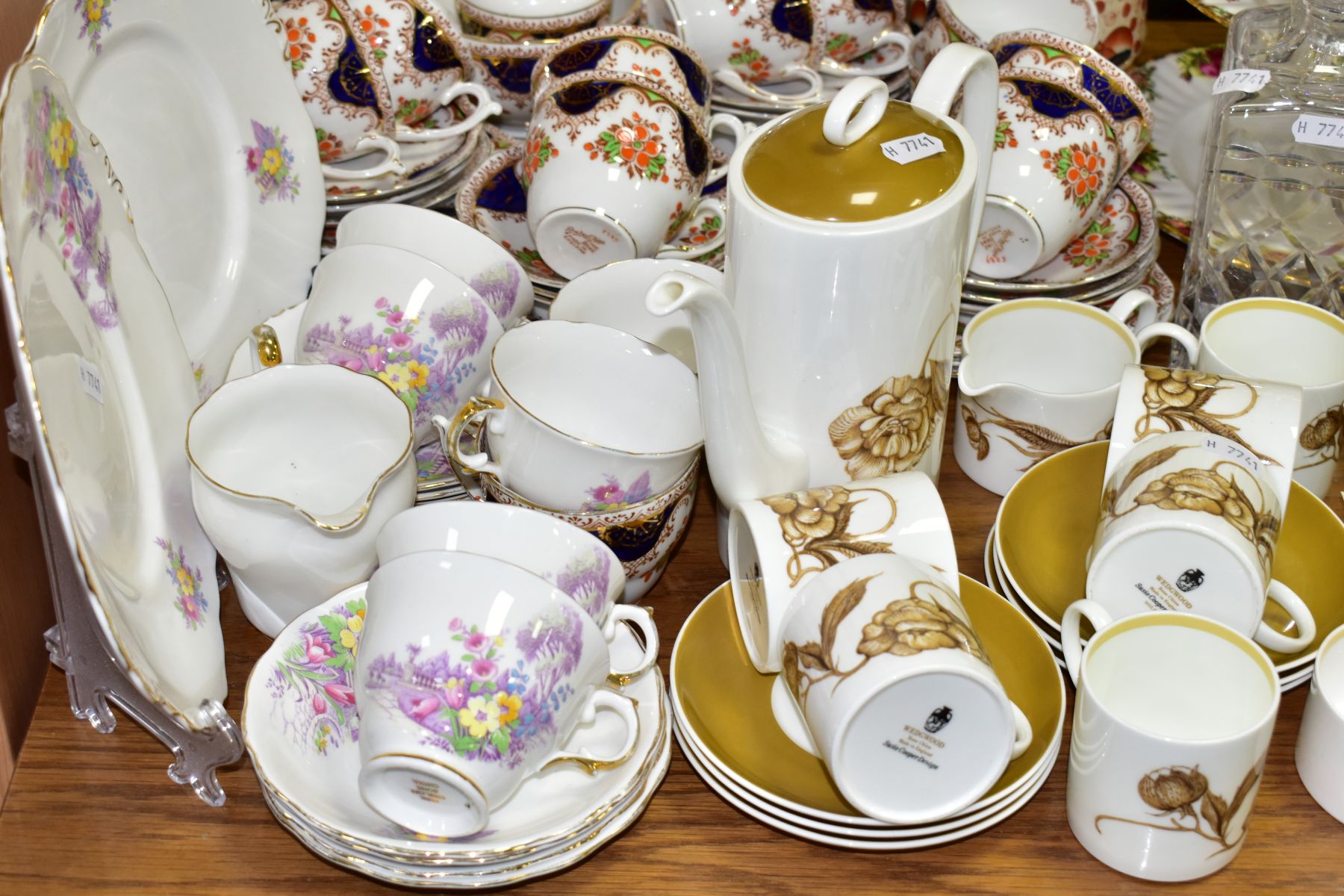 A GROUP OF CERAMIC TEA SETS AND SUNDRY ITEMS, to include a fifteen piece Wedgwood Susie Cooper - Bild 2 aus 5