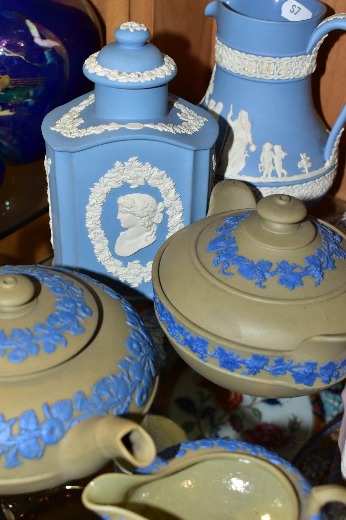 A GROUP OF WEDGWOOD DRABWARE AND JASPERWARES, to include a taupe brown drabware three piece tea set, - Bild 5 aus 6