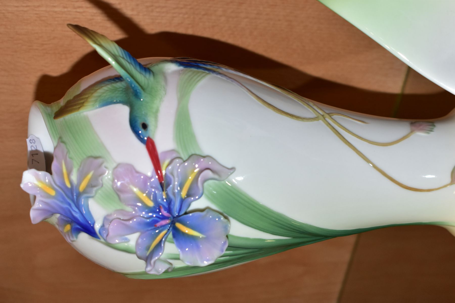 FIVE PIECES OF FRANZ PORCELAIN, comprising a jug with Hummingbird handle and Iris flower, height - Bild 7 aus 8