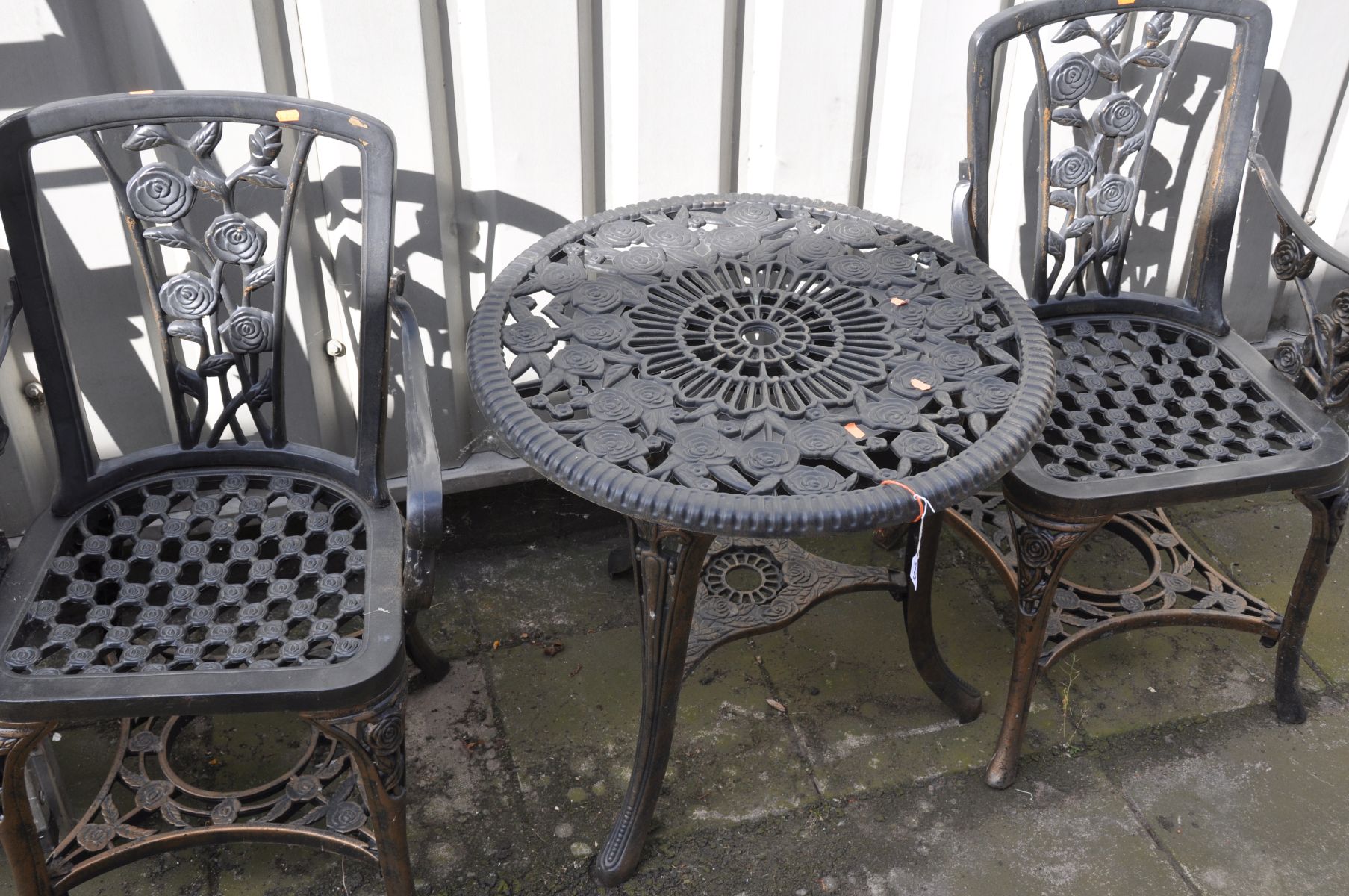 A PLASTIC CIRCULAR GARDEN TABLE, diameter 68cm x height 65cm and two armchairs, along with three - Bild 2 aus 3