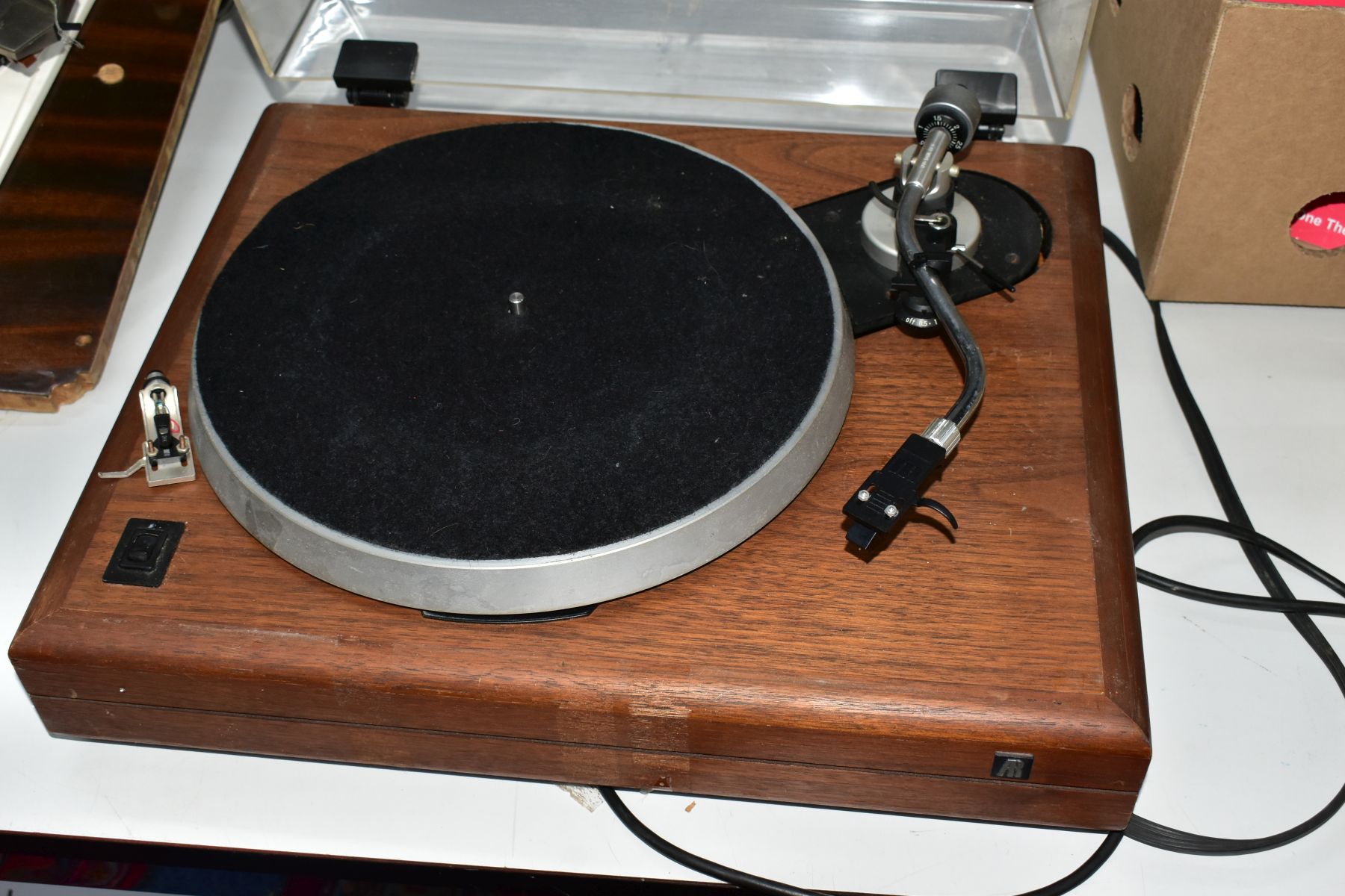 A TELEDYNE ACOUSTIC RESEARCH THE AR TURNTABLE with walnut plinth, two cartridge heads one with an - Bild 2 aus 8
