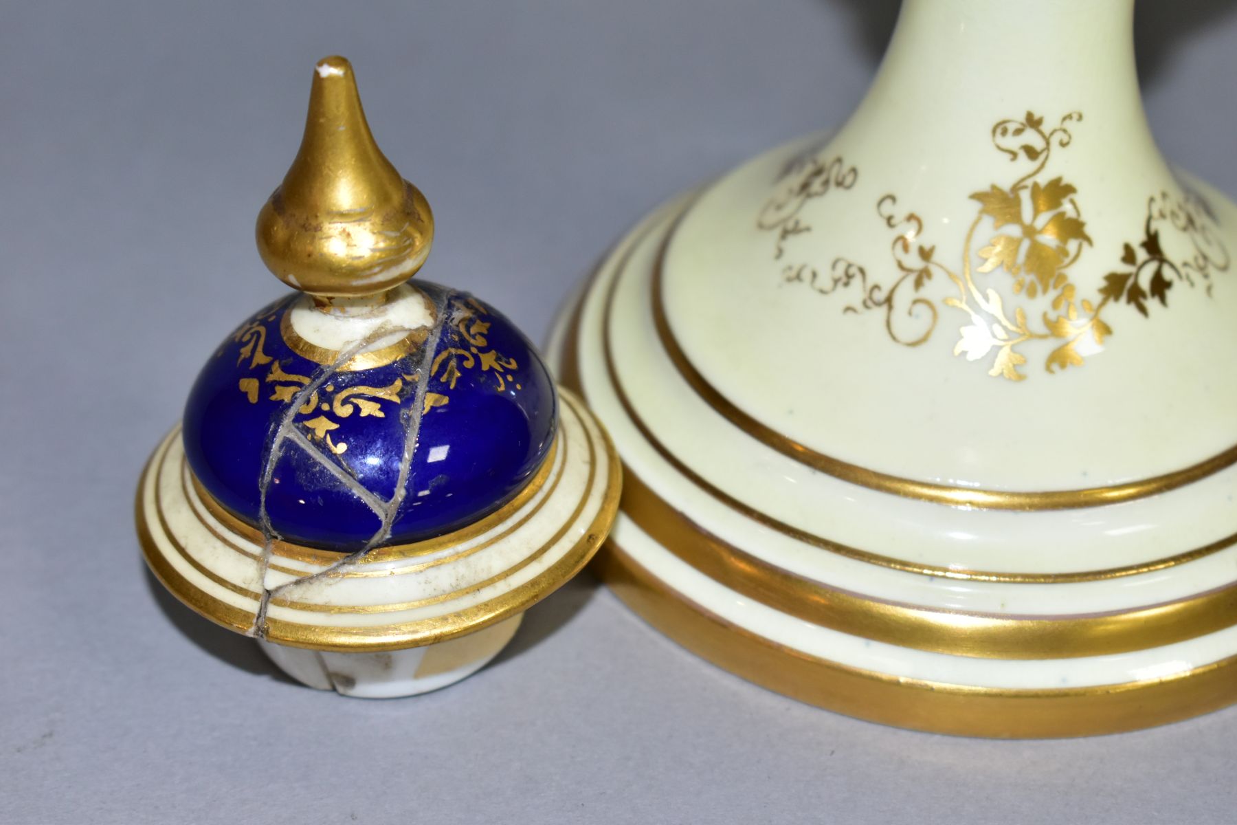AN EARLY 20TH CENTURY COALPORT TWIN HANDLED PEDESTAL VASE AND COVER, the pale yellow, blue and - Bild 5 aus 10
