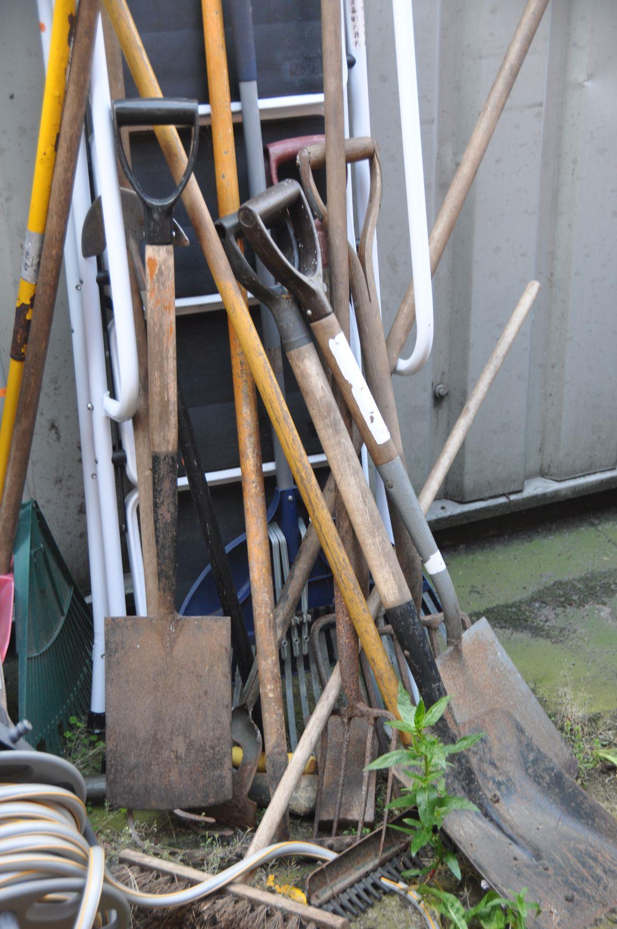 A QUANTITIY OF GARDEN EQUIPMENT, to include shovels, spades, rakes and brushes, a hozelock hose reel - Bild 2 aus 2