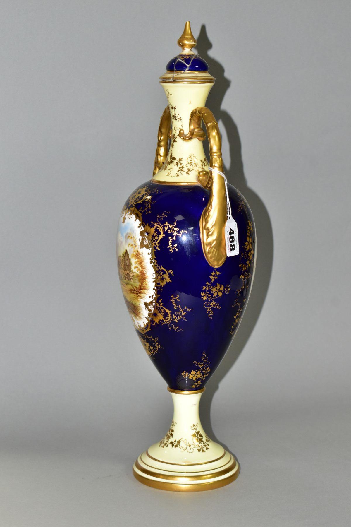 AN EARLY 20TH CENTURY COALPORT TWIN HANDLED PEDESTAL VASE AND COVER, the pale yellow, blue and - Bild 9 aus 10