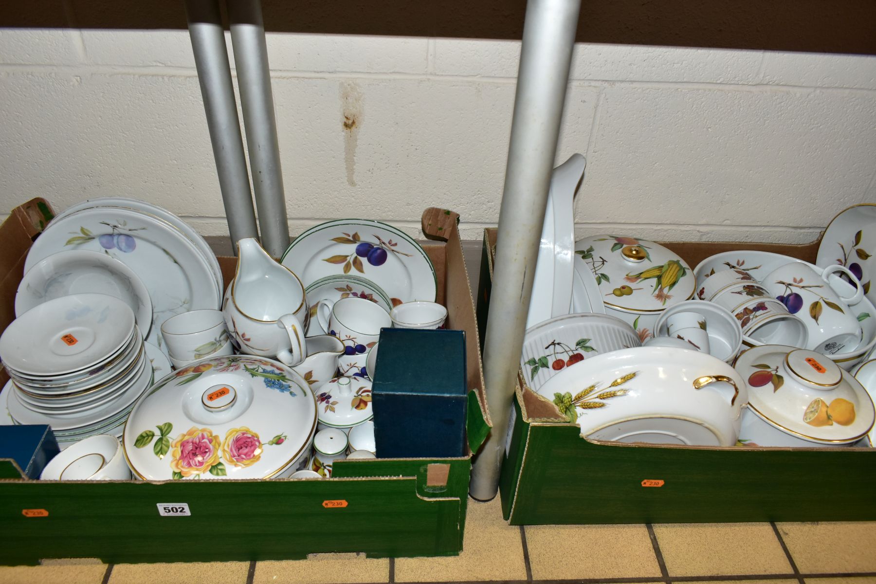 TWO BOXES OF ROYAL WORCESTER 'EVESHAM' OVEN TO TABLE WARES AND OTHER SIMILAR ITEMS, items include an