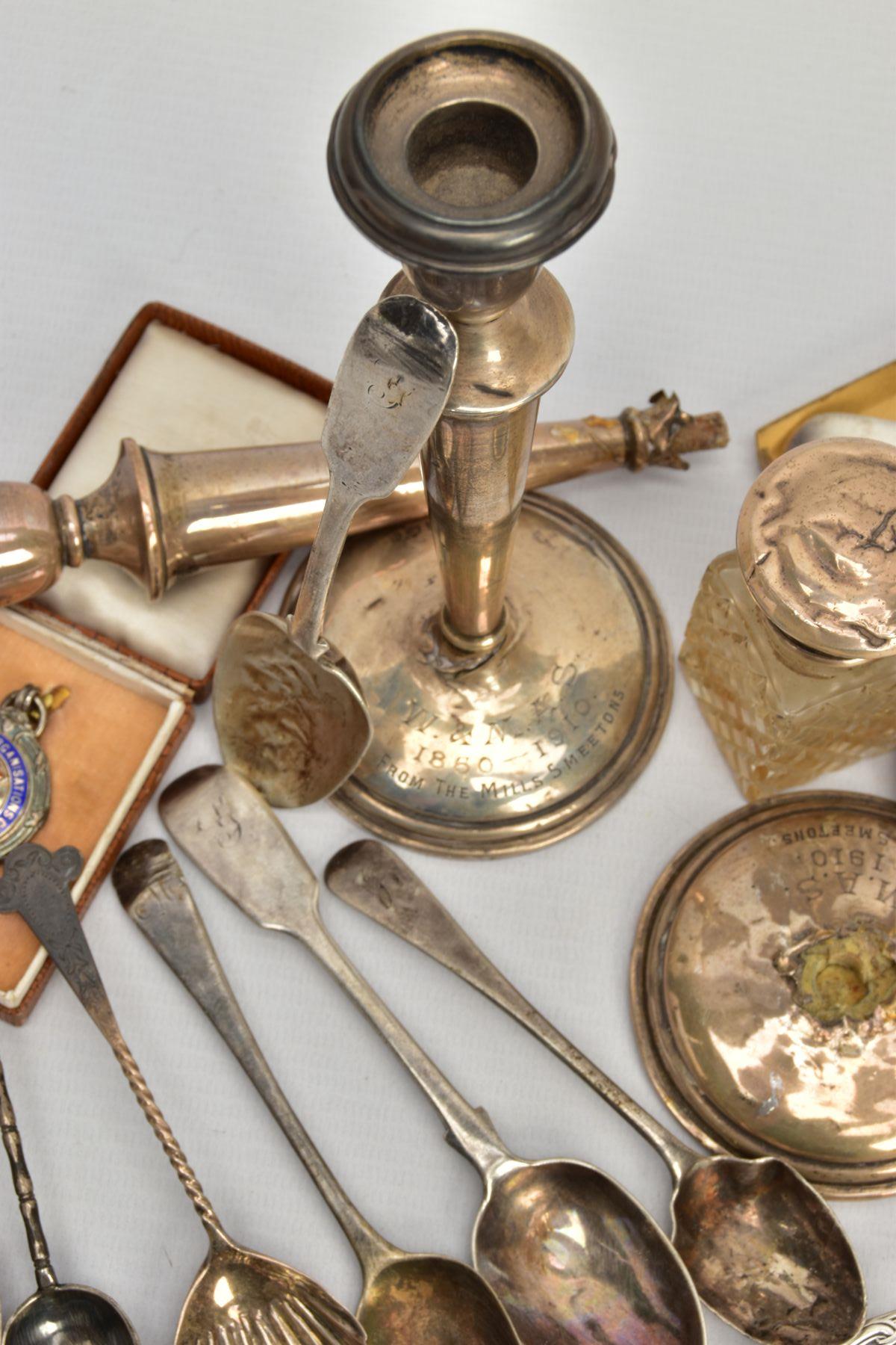 A SELECTION OF SILVER TEASPOONS, AF CANDLESTICKS AND OTHER ITEMS, to include two Georgian kings - Bild 5 aus 8