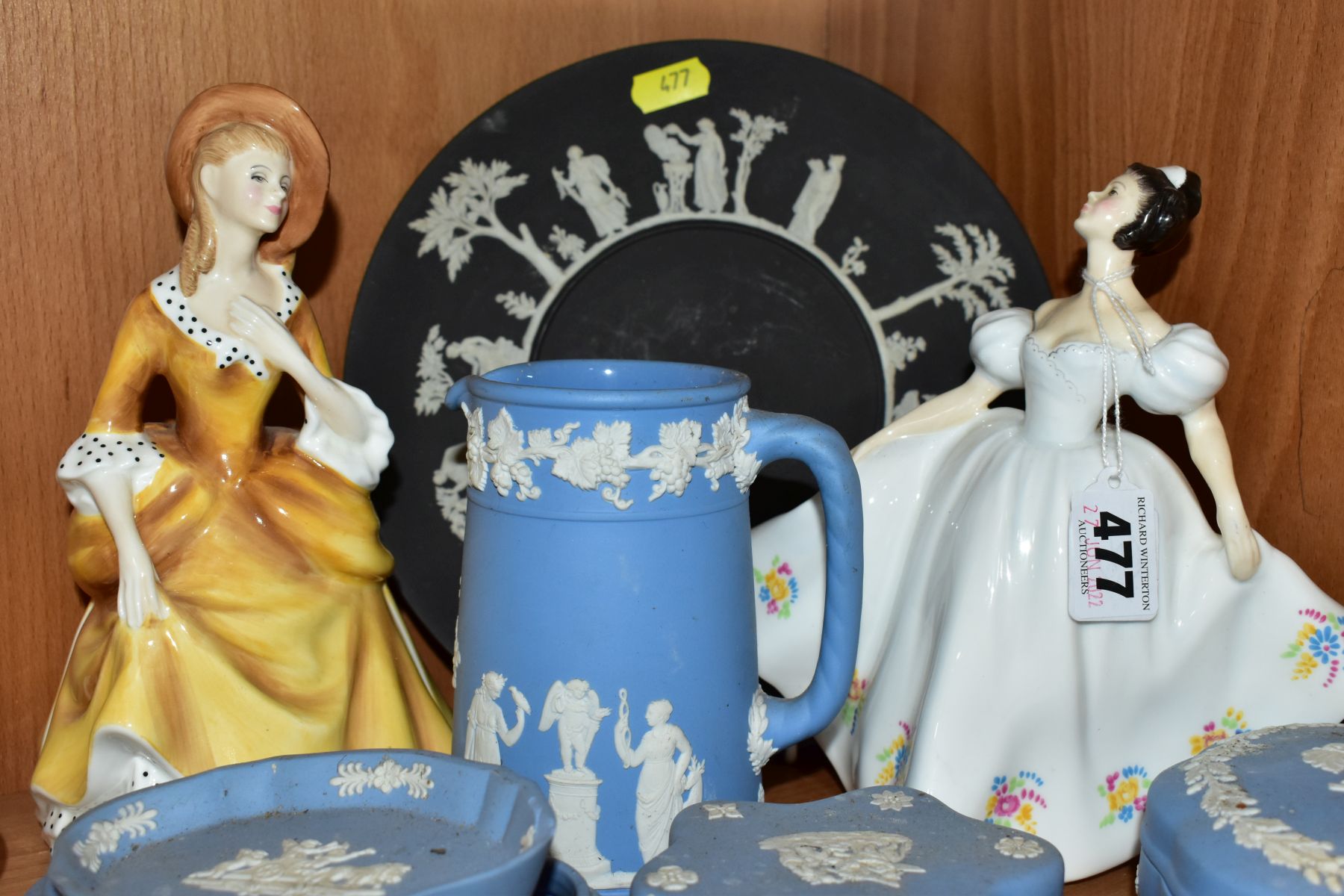 TWO ROYAL DOULTON LADIES AND EIGHT PIECES OF WEDGWOOD JASPERWARE, the ladies comprising 'Kate' - Bild 3 aus 4
