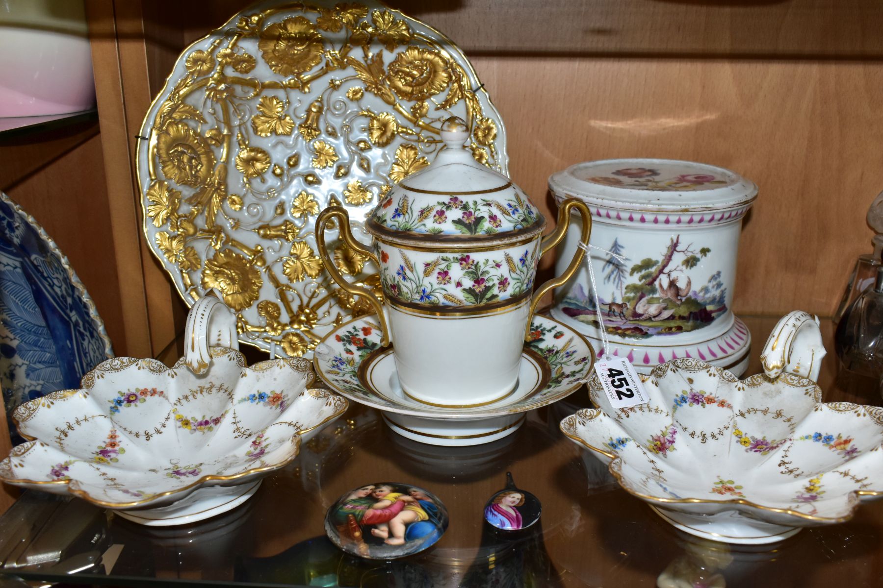A SMALL GROUP OF 19TH AND EARLY 20TH CENTURY CONTINENTAL PORCELAIN, comprising a 19th century twin