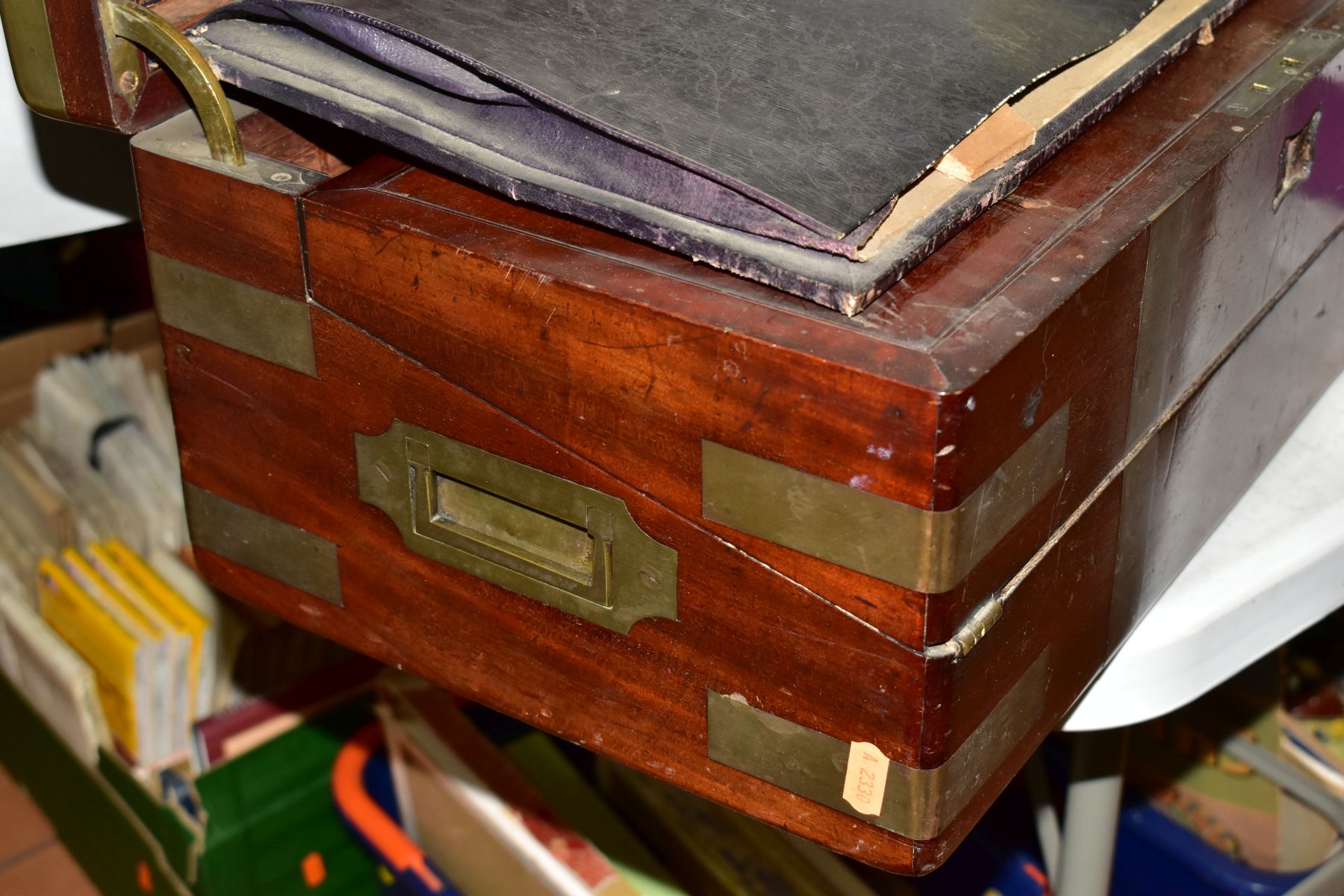 A LARGE MAHOGANY CAMPAIGN STYLE WRITING SLOPE, in need of some restoration, with brass banding, an - Bild 2 aus 11