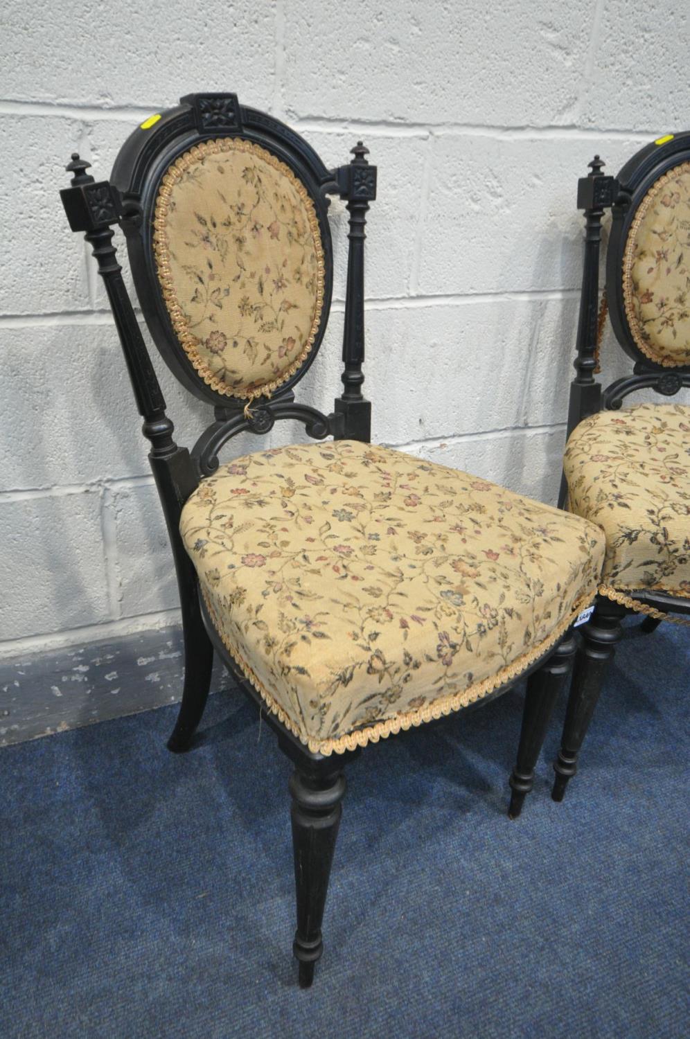 A PAIR OF LATE 19TH CENTURY AESTHETIC MOVEMENT EBONISED CHAIRS, stamped to underside 'John Taylor - Bild 3 aus 4