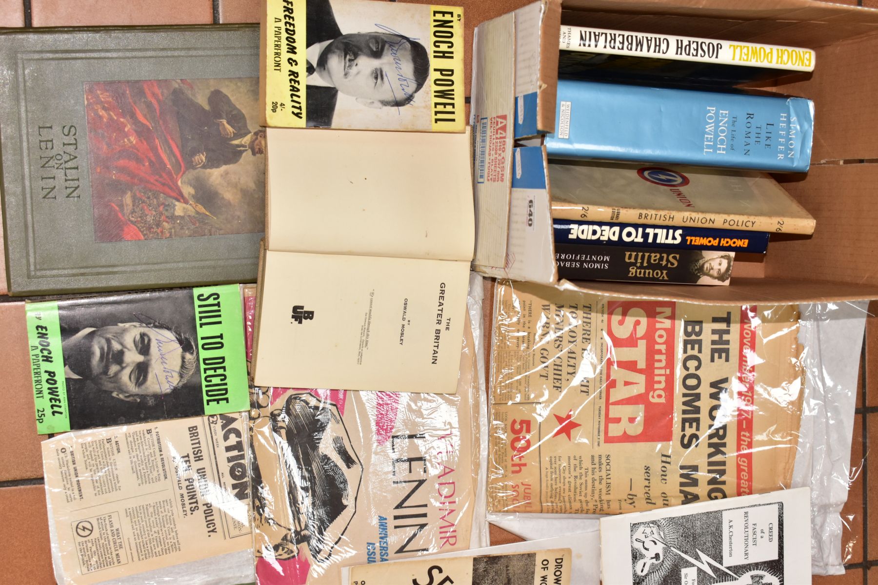 A BOX OF BOOKS, PAMPHLETS AND NEWSPAPERS ABOUT COMMUNISM AND BRITISH FACISM, to include three - Bild 2 aus 2