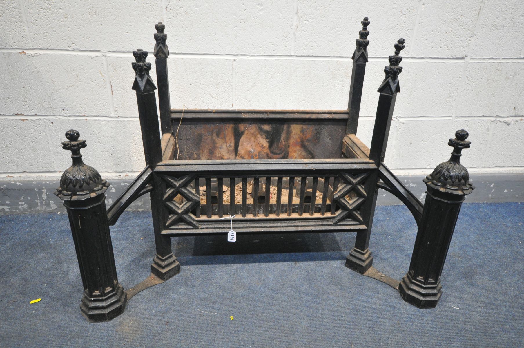 A HEAVY CAST IRON GOTHIC TYPE FIRE GRATE, flanked by andirons width 86cm x depth 55cm x height 76cm - Bild 2 aus 5