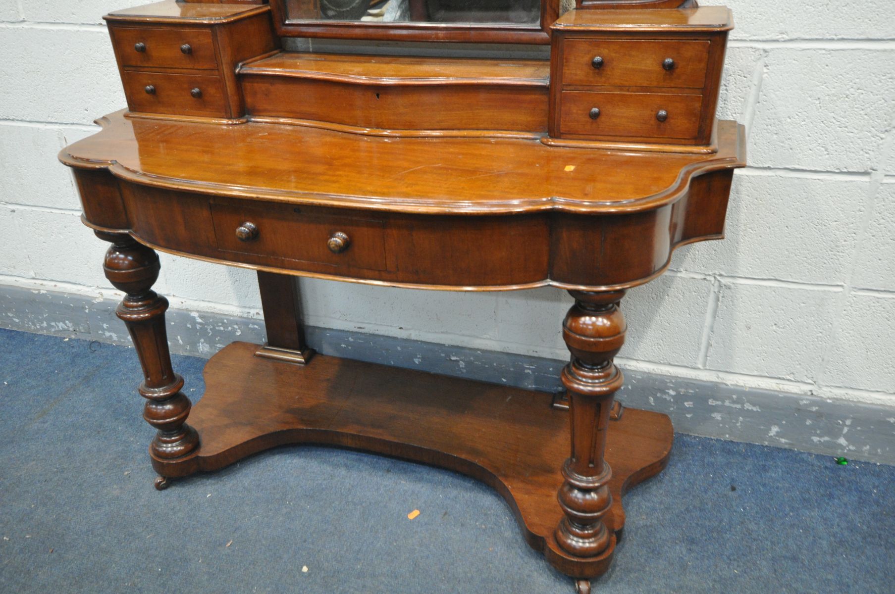 A VICTORIAN WALNUT DUCHESS DRESSING TABLE, with a single mirror and five drawers, width 121cm x - Bild 3 aus 3