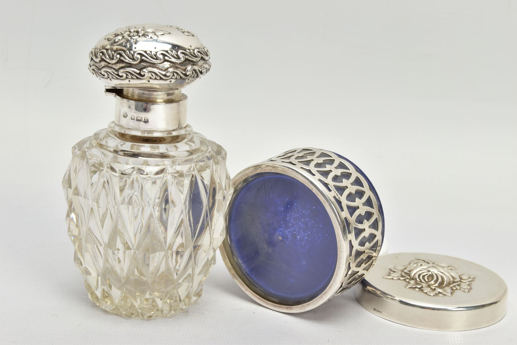 AN EDWARDIAN SILVER AND GLASS SCENT BOTTLE, WITH A 1980S SILVER POT, the first hallmarked Birmingham - Bild 5 aus 5