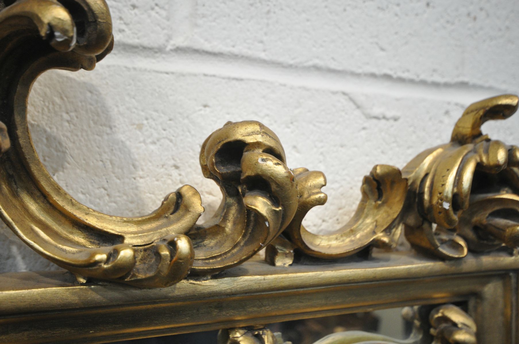 A LARGE RECTANGULAR GILT WOOD FRENCH WALL MIRROR, with carved foliate surmount and decoration, width - Bild 5 aus 6