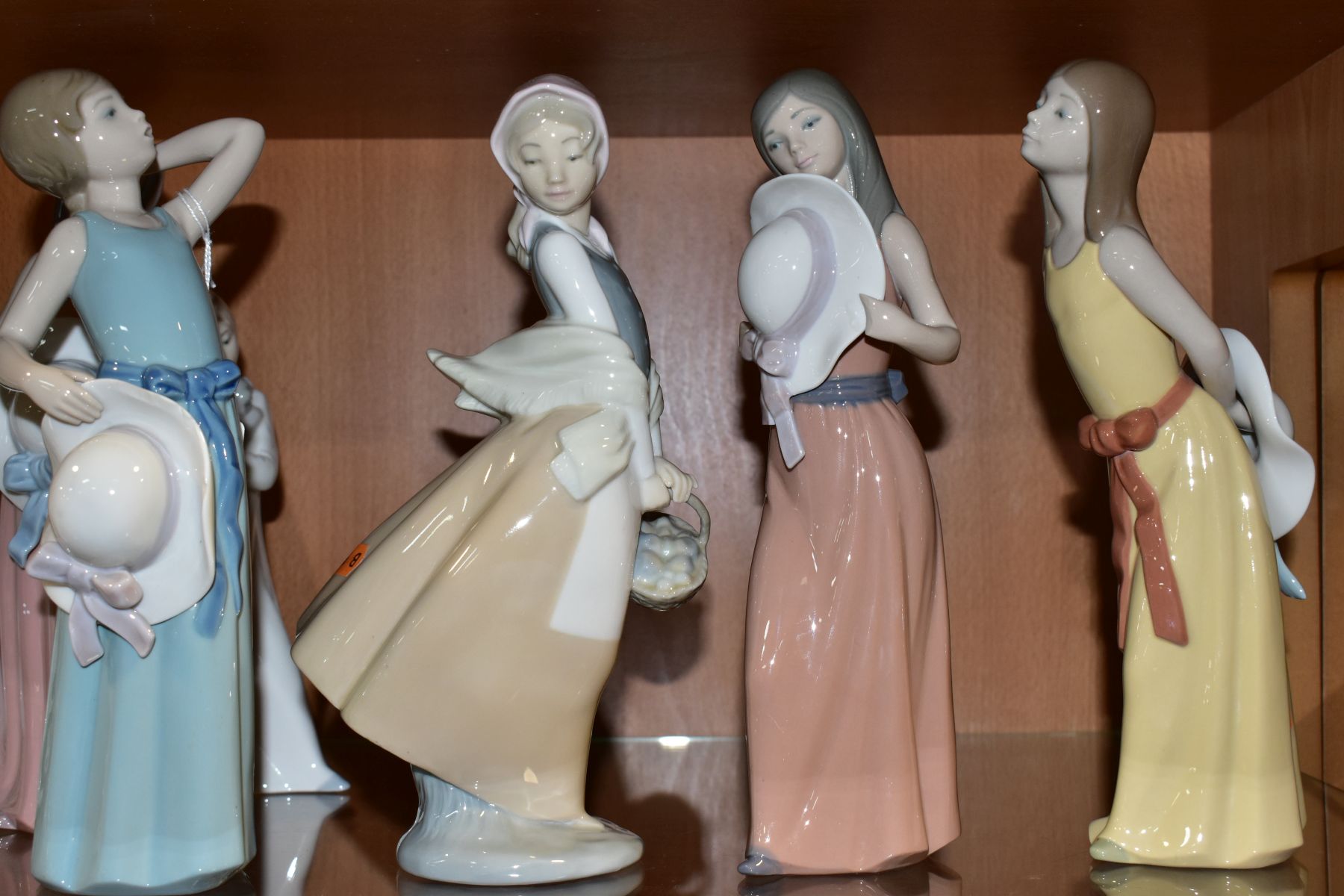 FOUR LLADRO FIGURES OF GIRLS WITH HATS AND TWO OTHER SPANISH PORCELAIN FIGURES, comprising Naughty - Bild 4 aus 5