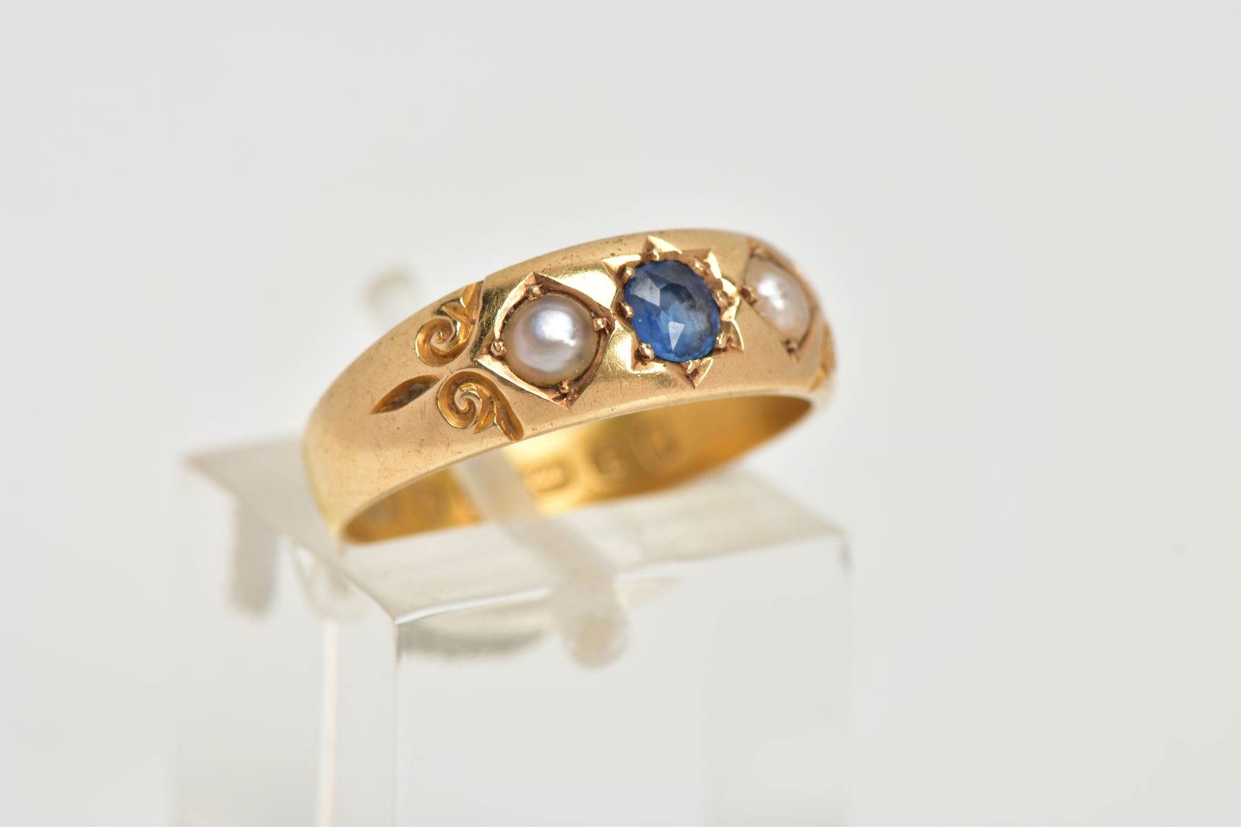 A LATE VICTORIAN 18CT GOLD RING, centring on a star set, cushion cut blue sapphire, flanked with - Bild 4 aus 4