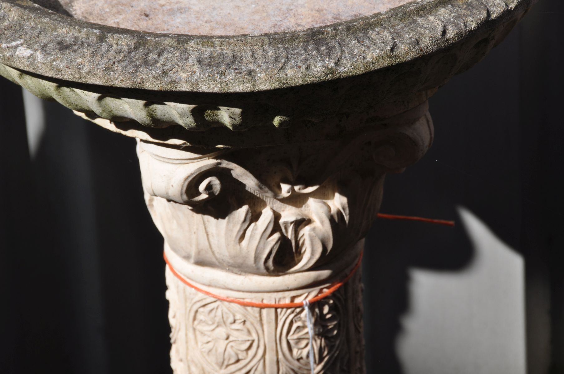 A COMPOSITE BIRD BATH, on a pattered Corinthian column support with religious figures to bottom - Bild 2 aus 4