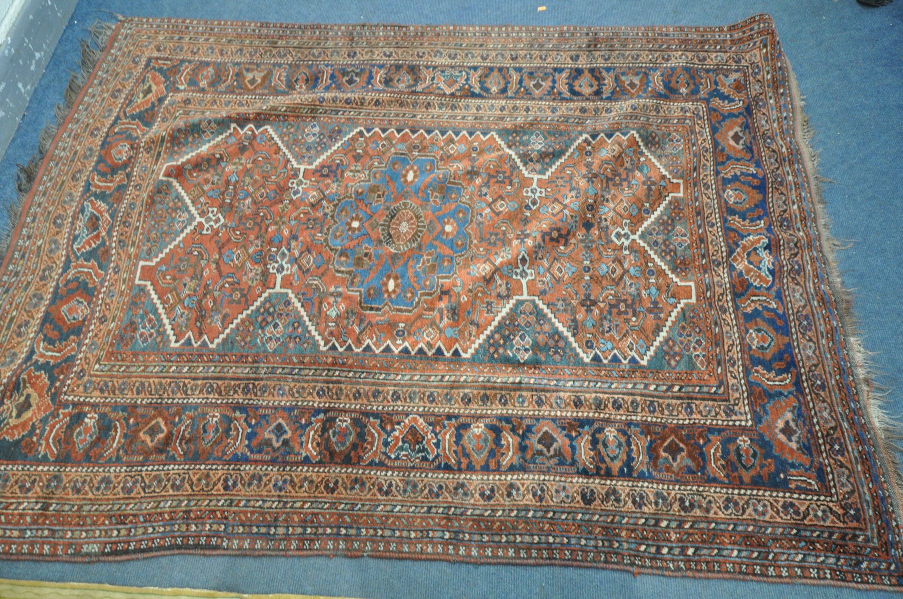 A 19TH CENTURY MIDDLE EASTERN HAND WOVEN RED HERIZ RUG, 160cm x 210cm, and a gold foliate rug (2) - Bild 4 aus 8