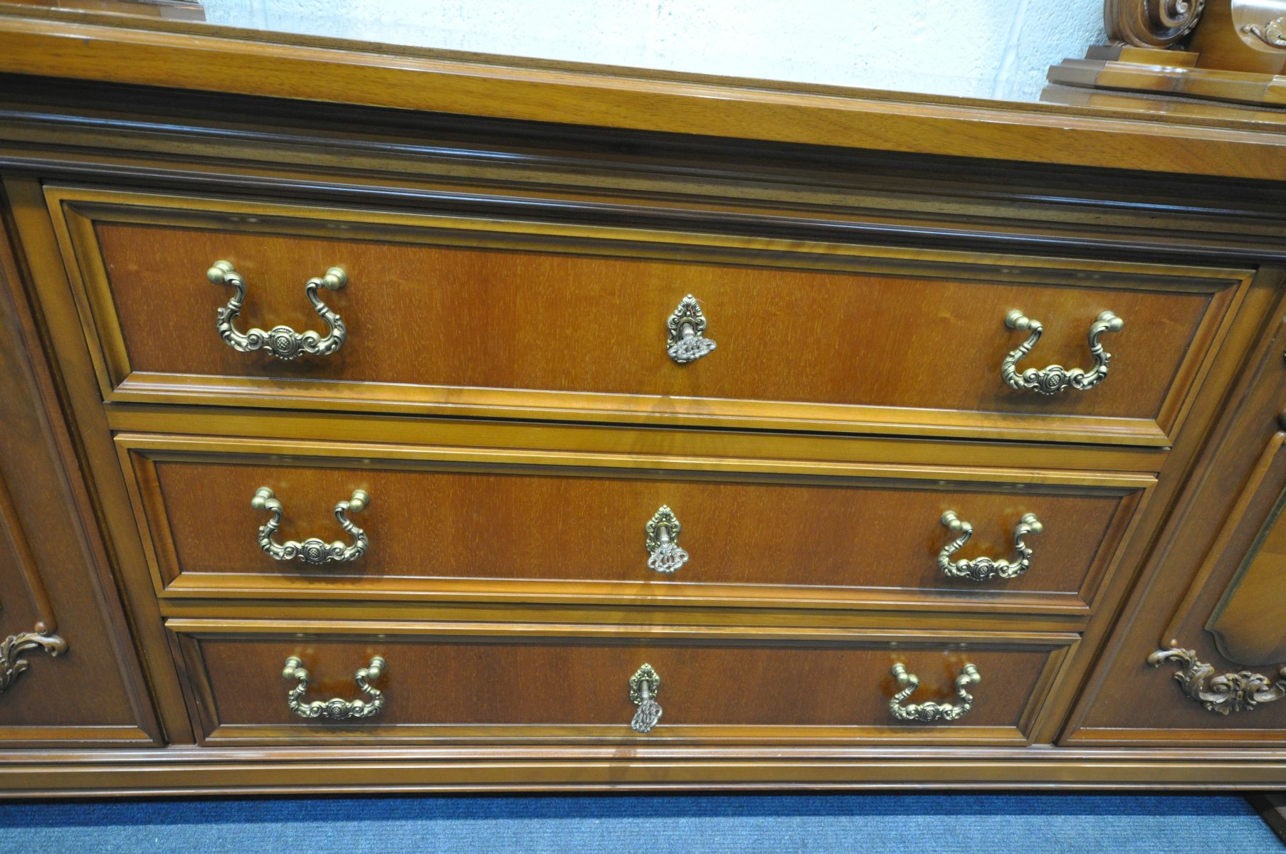 A MAHOGANY SIDEBOARD, two cupboard doors with foliate and panelled cupboard doors, flanking three - Bild 3 aus 5