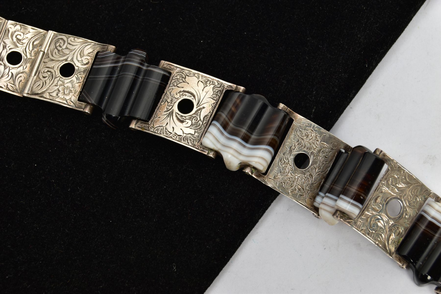 A LATE VICTORIAN BANDED AGATE BUCKLE BRACELET, designed as a series of scroll engraved links, - Bild 3 aus 4