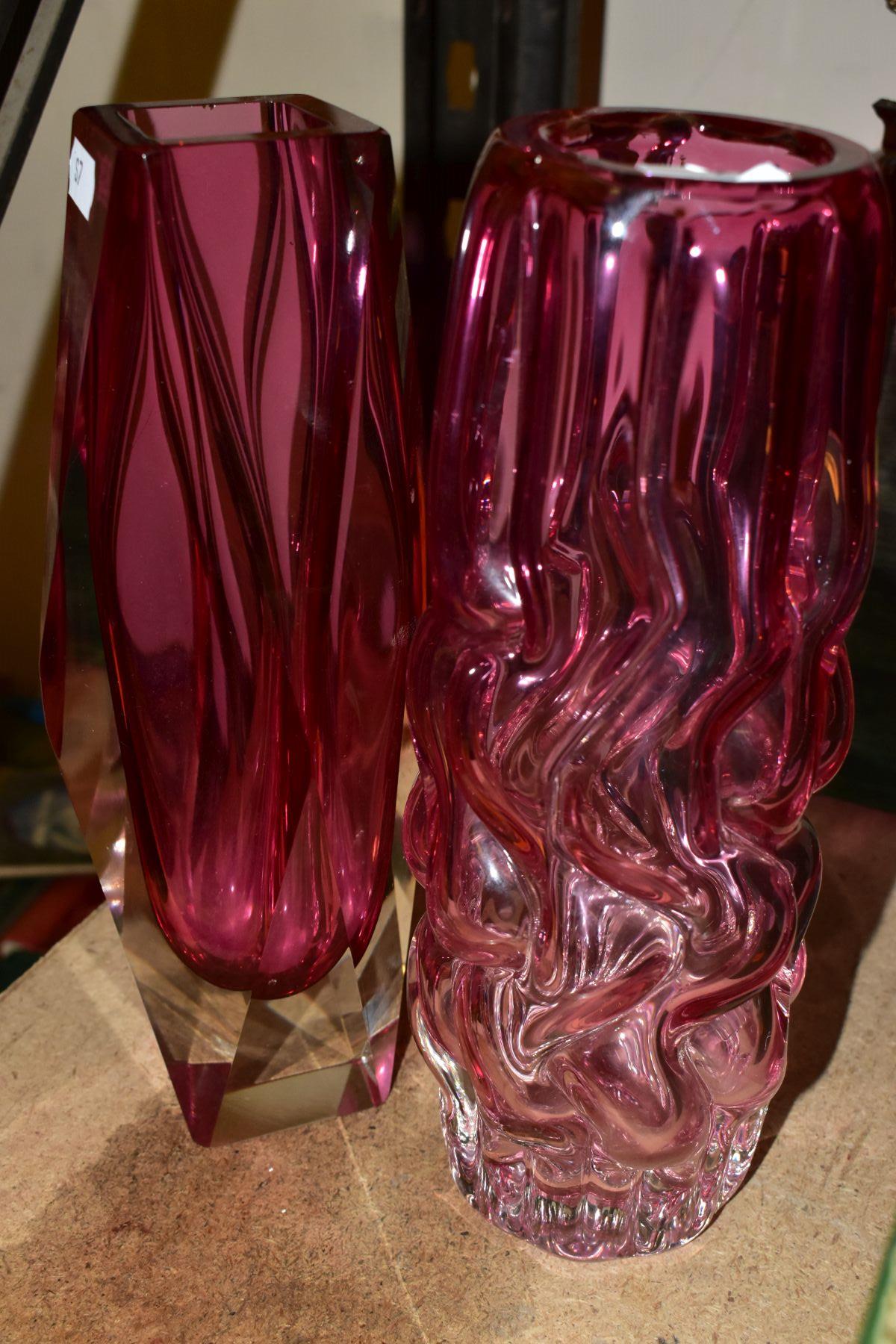 FOUR PIECES OF LATE 20TH CENTURY STUDIO GLASS, comprising a Pavel Hlava 'dragon' vase for Crystalex, - Bild 4 aus 6