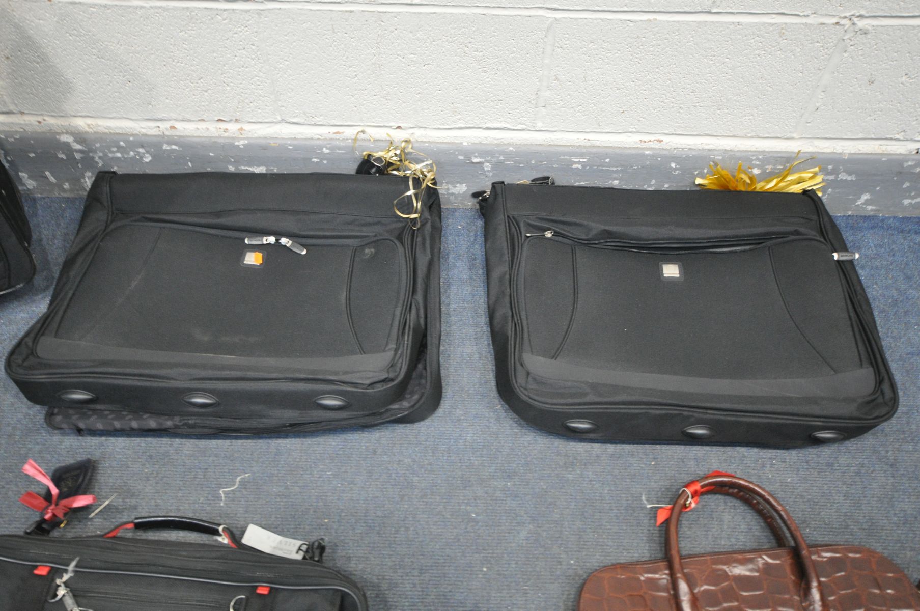 A SELECTION OF LUGGAGE, to include two garment bags, a holdall bag and two hand luggage bags (5) - Bild 2 aus 2