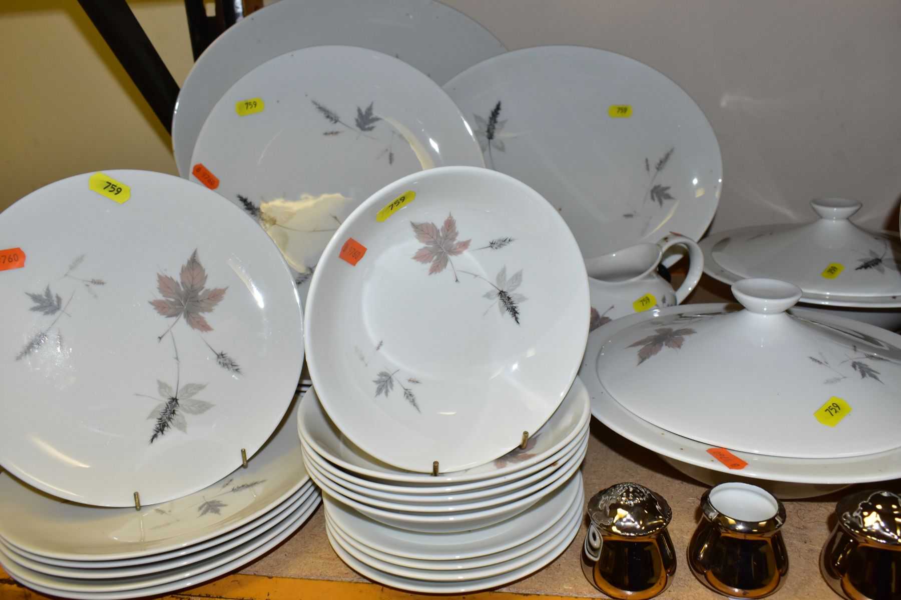 A QUANTITY OF ROYAL WORCESTER AND ROYAL DOULTON TABLEWARE consisting of a Royal Doulton 'Tumbling - Bild 2 aus 5