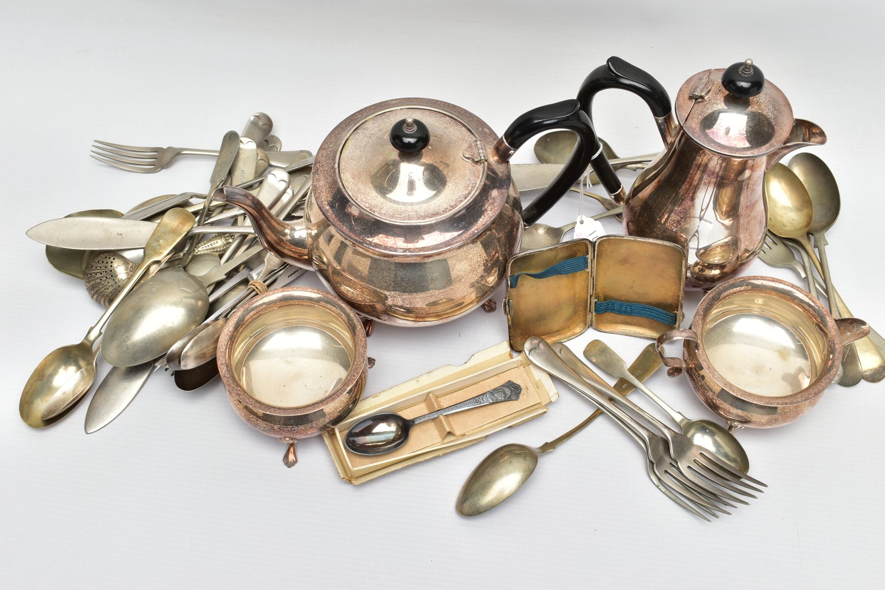 AN EARLY 20TH CENTURY SILVER CIGARETTE CASE WITH AN ASSORTMENT OF WHITE METAL CUTLERY AND A TEA SET, - Bild 4 aus 6