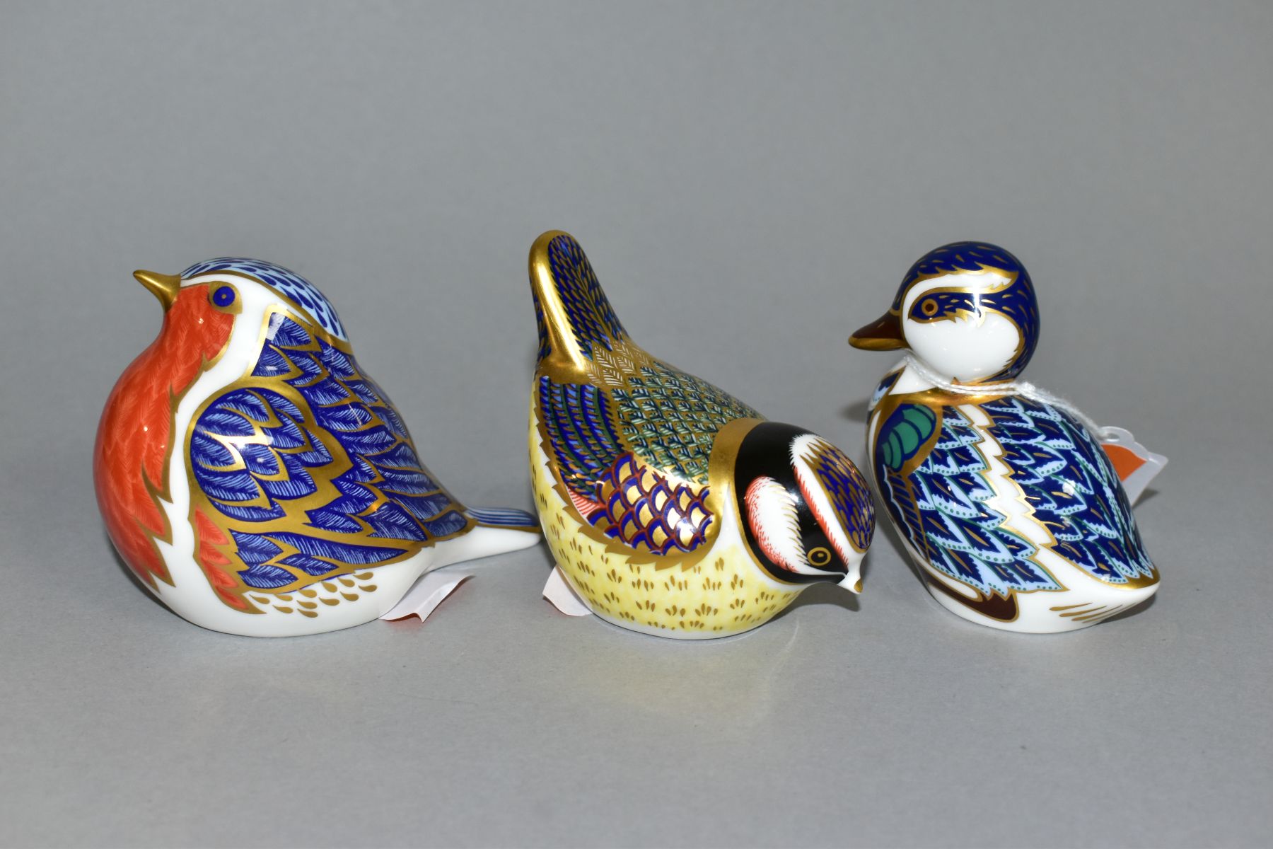 THREE ROYAL CROWN DERBY PAPERWEIGHTS, comprising a Duckling, a Robin and a Blue Tit, all first - Bild 3 aus 4