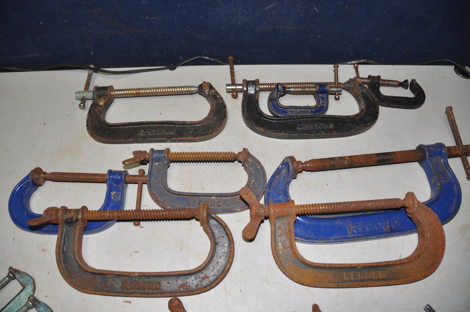 FIFTEEN G-CLAMPS comprising a pair of Malleable No2, two Malleable No6, three Record No4, a Woden - Bild 2 aus 4