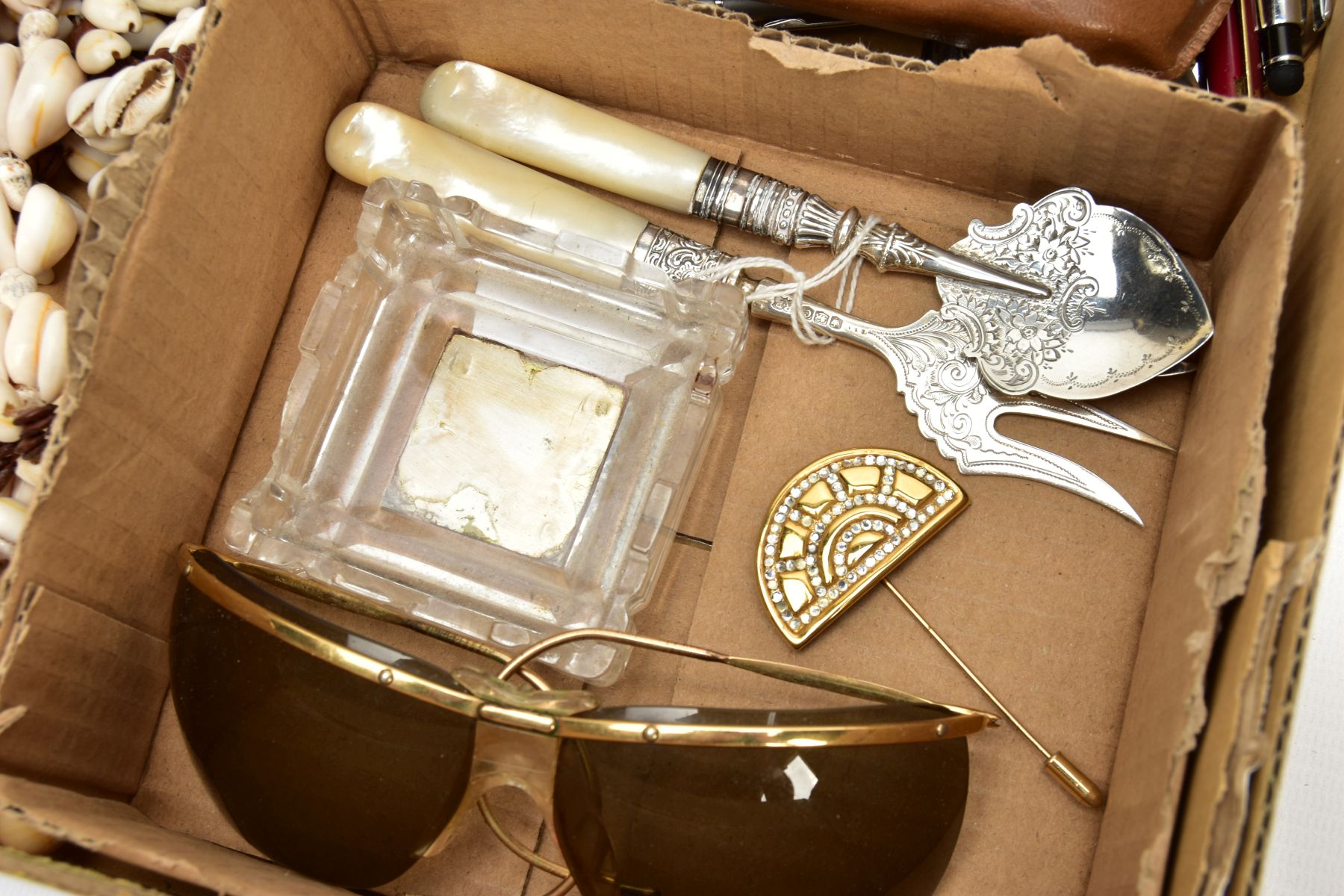 A BOX OF ASSORTED ITEMS, to include a silver and mother of pearl bread fork, hallmarked 'Robert - Bild 6 aus 10