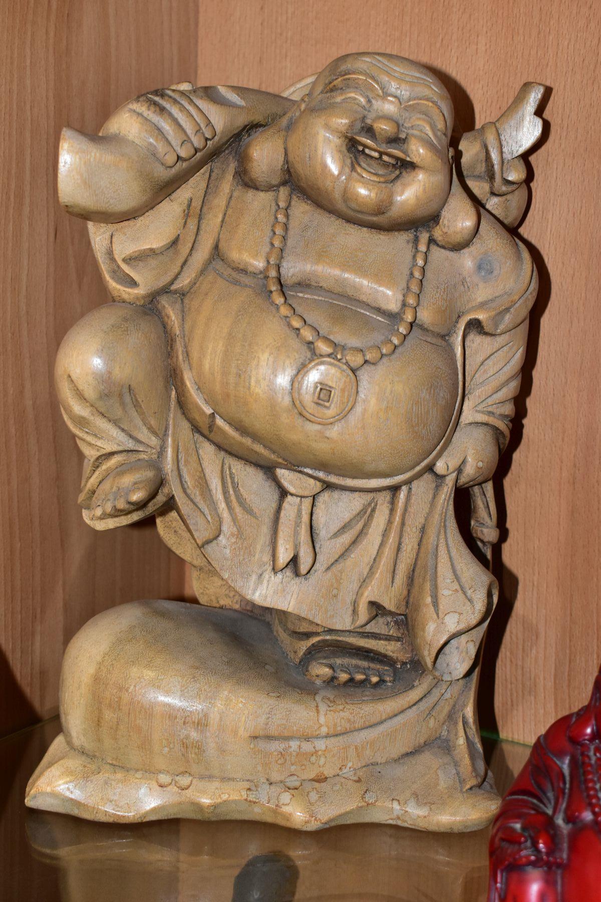 SIX MODERN WOODEN, PORCELAIN AND RESIN BUDDHA FIGURES, including a wooden buddha with one raised - Bild 6 aus 6