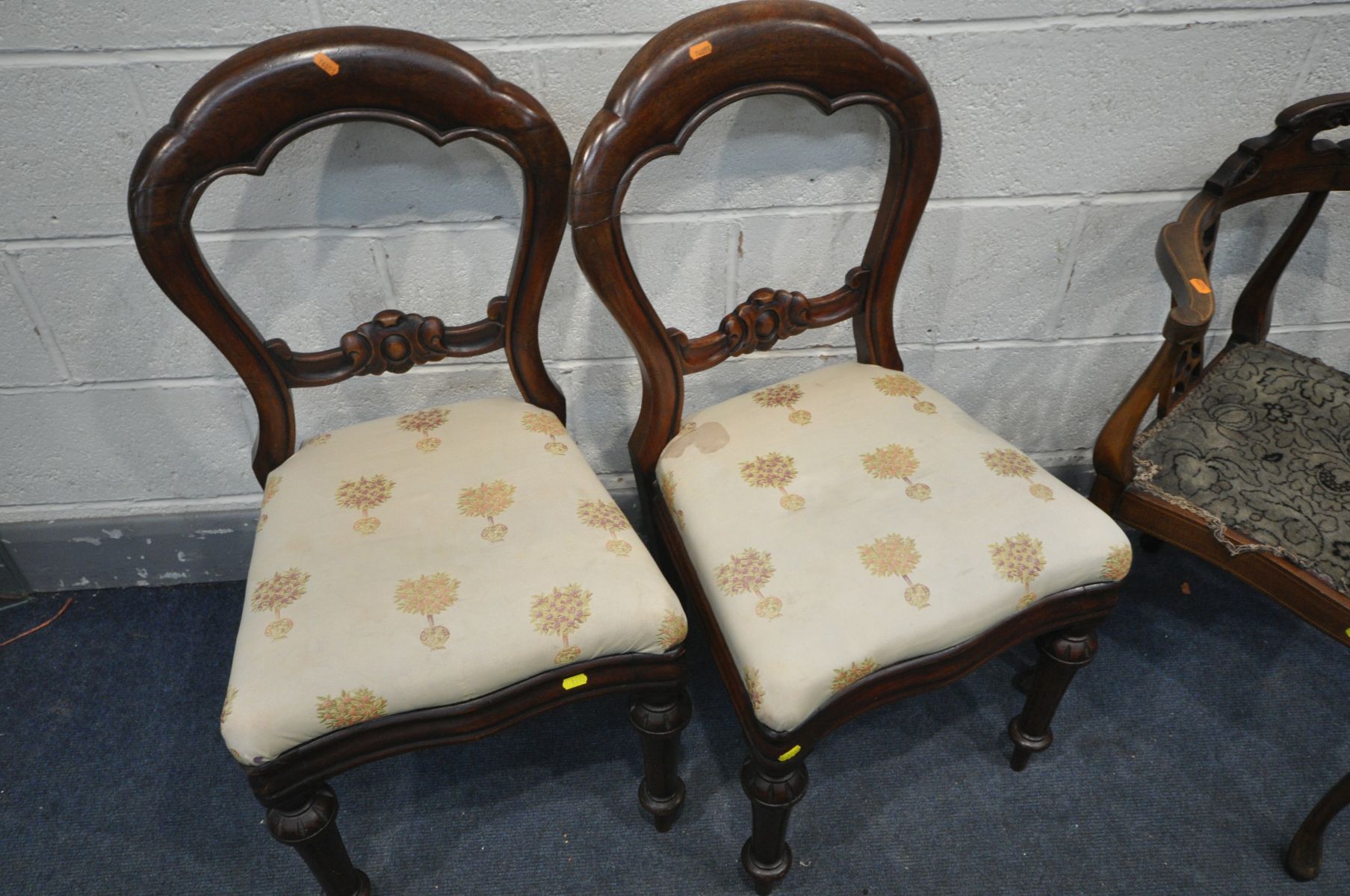 A PAIR OF EDWARDIAN MAHOGANY AND INLAID SPLAT BACK CORNER CHAIRS, on cabriole legs, and a pair of - Bild 3 aus 5