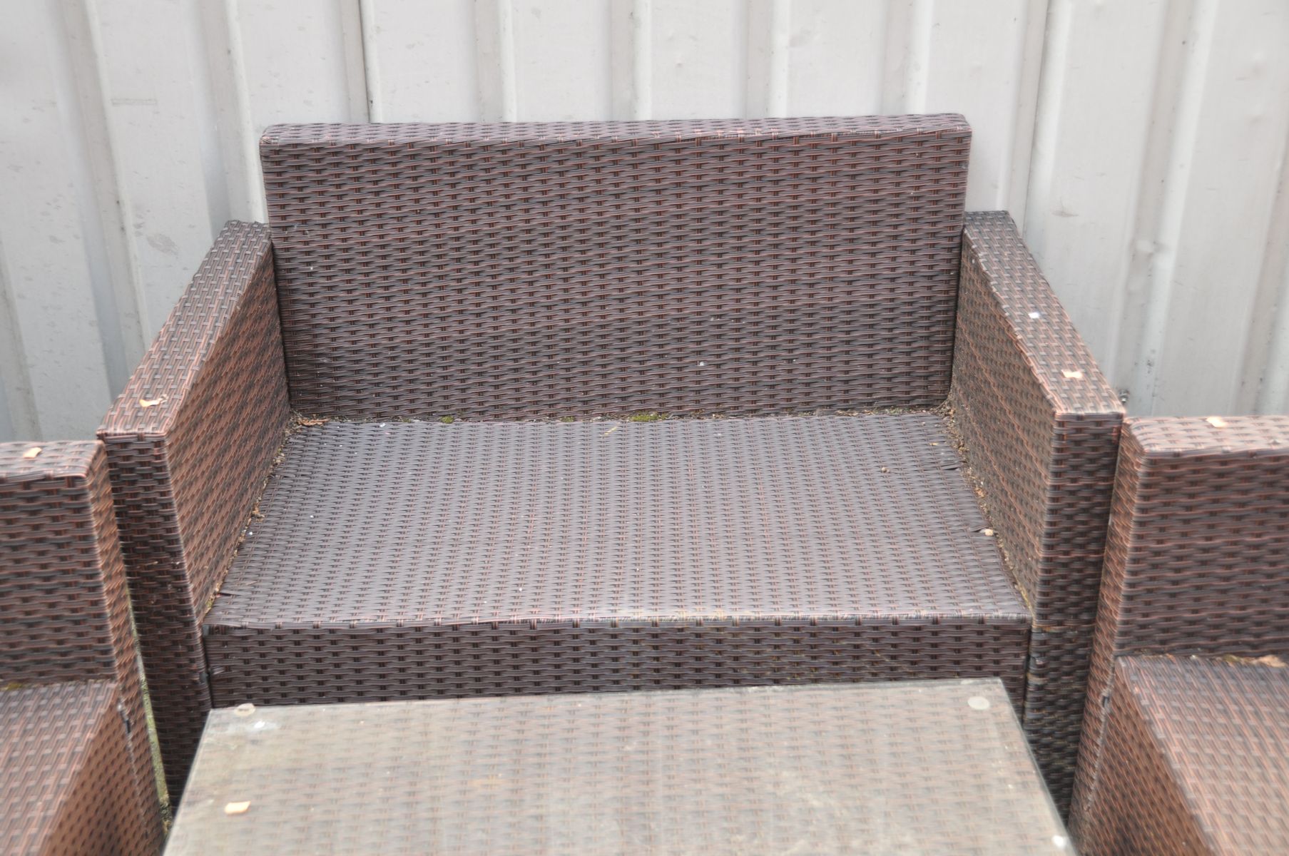 A RATTAN EFFECT GARDEN SET, comprising a two seater bench, pair of armchairs and a coffee table with - Bild 2 aus 3