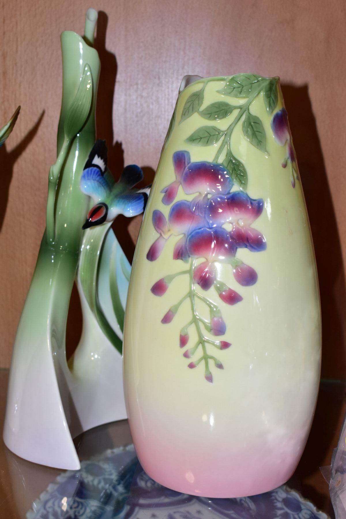 FIVE PIECES OF FRANZ PORCELAIN, comprising a jug with Hummingbird handle and Iris flower, height - Bild 8 aus 8