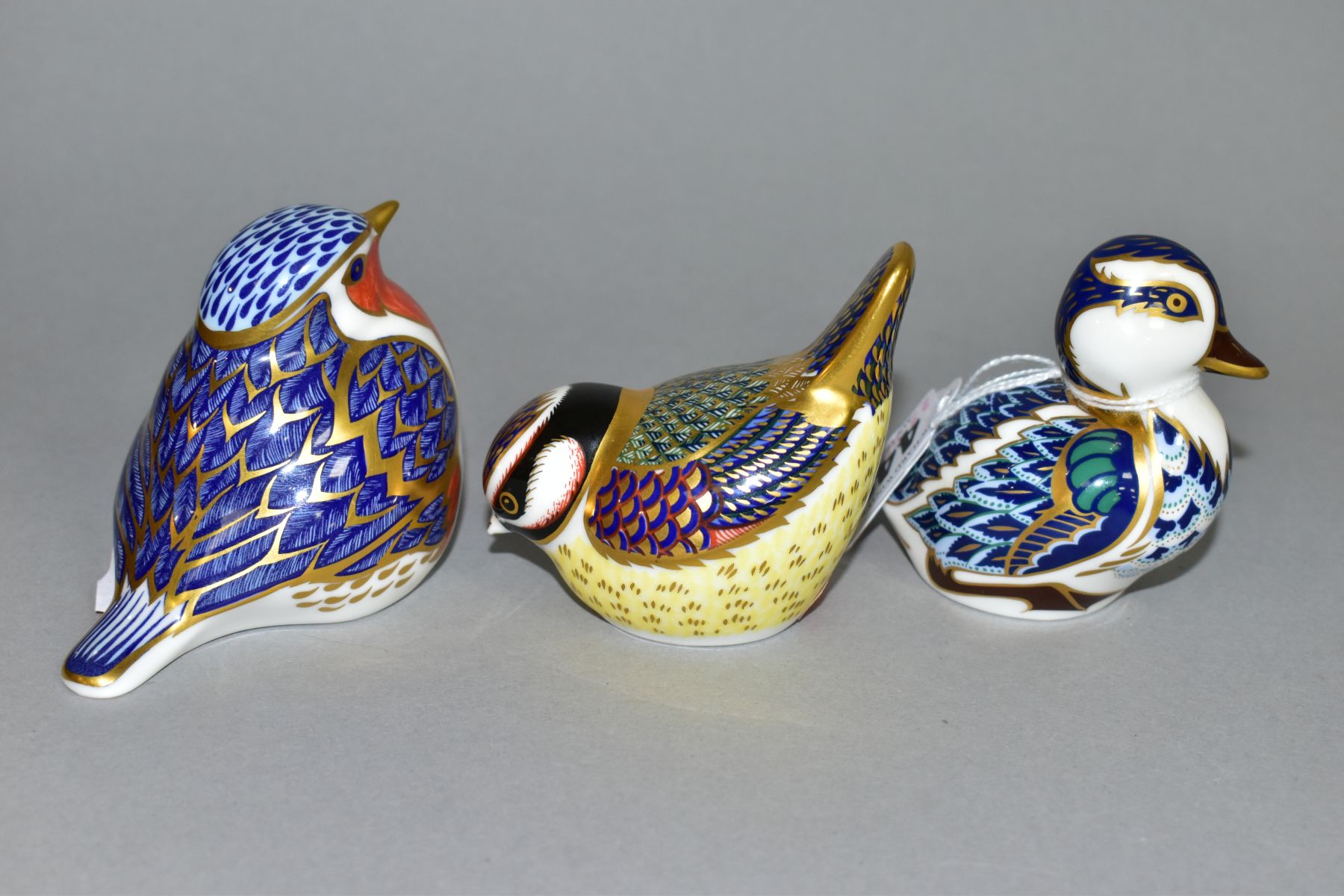 THREE ROYAL CROWN DERBY PAPERWEIGHTS, comprising a Duckling, a Robin and a Blue Tit, all first - Bild 2 aus 4