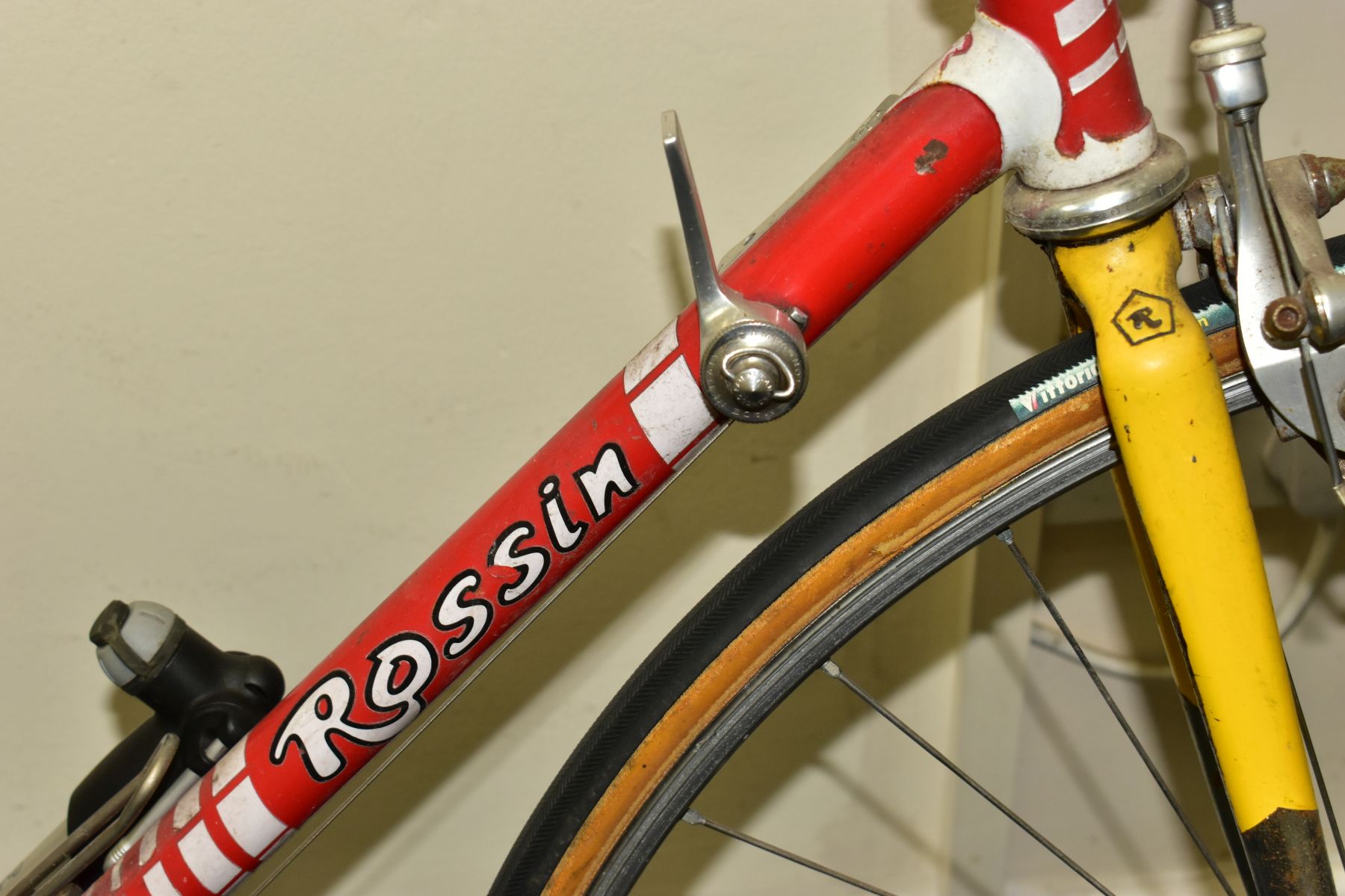 A VINTAGE ROSSIN RACING BICYCLE CIRCA 1980s, fitted with a Campagnolo front crank set and chain - Bild 3 aus 14