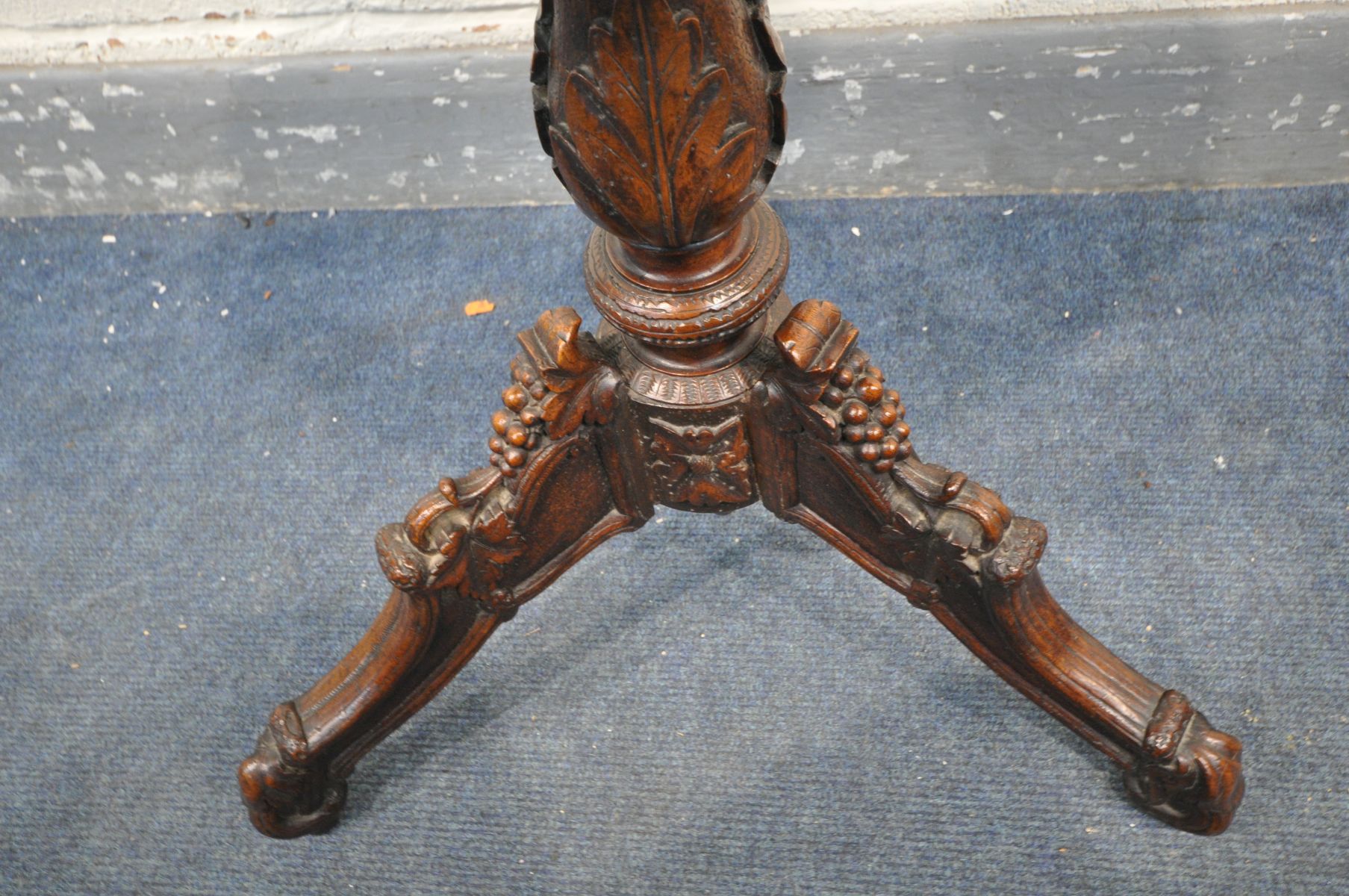 A 19TH CENTURY MAHOGANY AND MARQUETRY INLAID BLACK FORREST STYLE TILT TOP MUSICAL TRIPOD TABLE, - Bild 4 aus 4