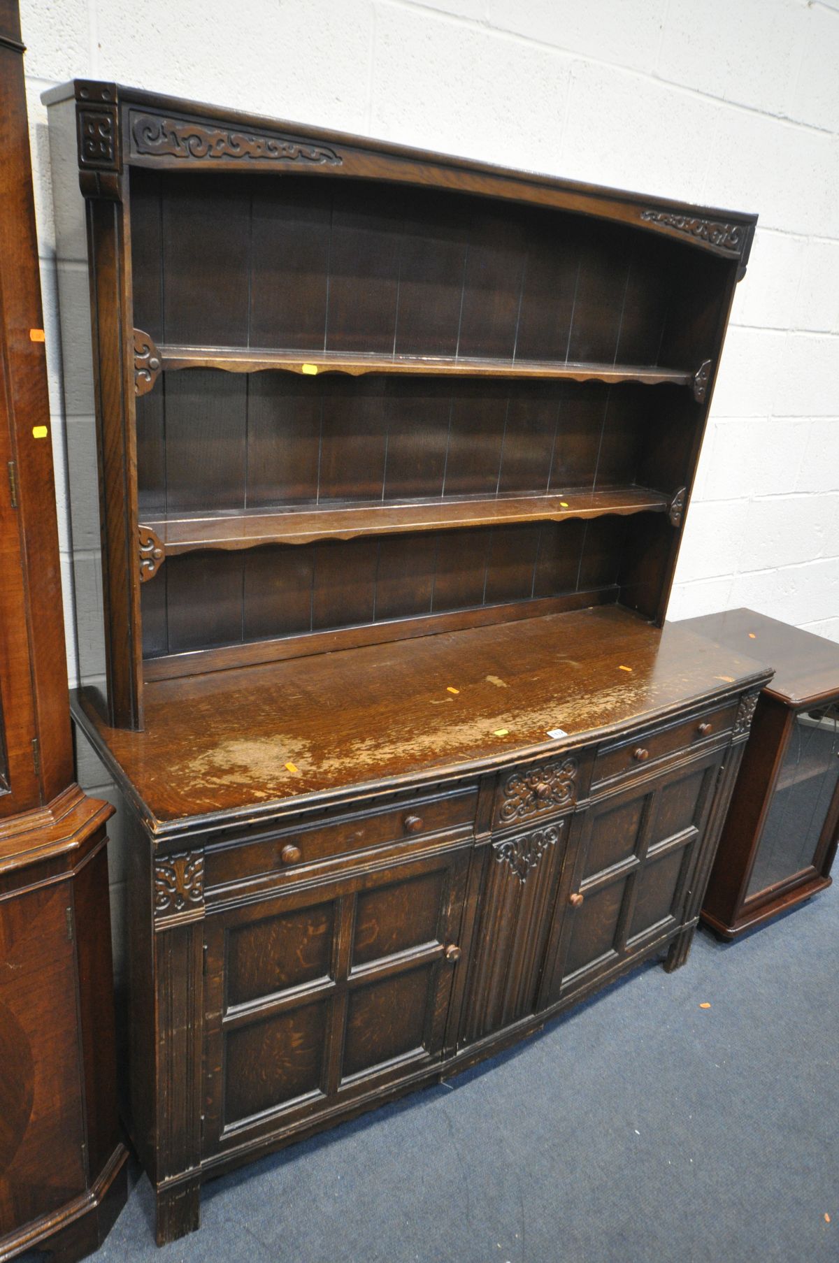 A 20TH CENTURY OAK DRESSER, the top with two tier plate rack, the base with three drawers and two - Bild 3 aus 6