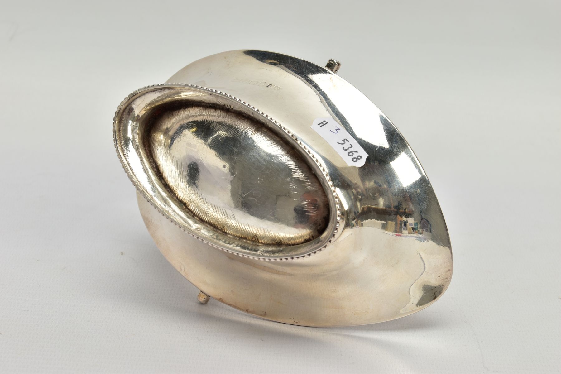 A GEORGIAN SILVER BASKET, of oval outline with plain polished beaded border and grooved handle, - Bild 5 aus 6