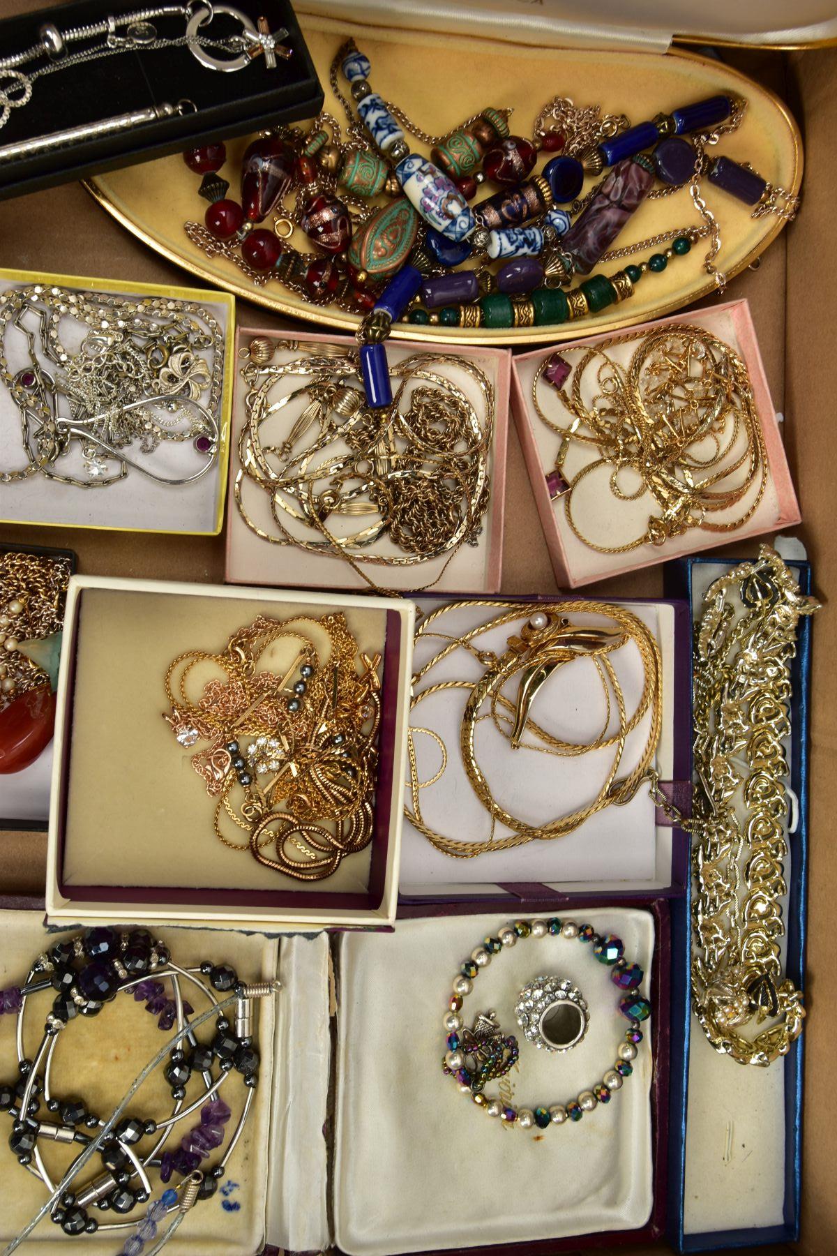 TWO BOXES OF ASSORTED COSTUME JEWELLERY, to include pieces such as yellow and white metal costume - Bild 2 aus 7