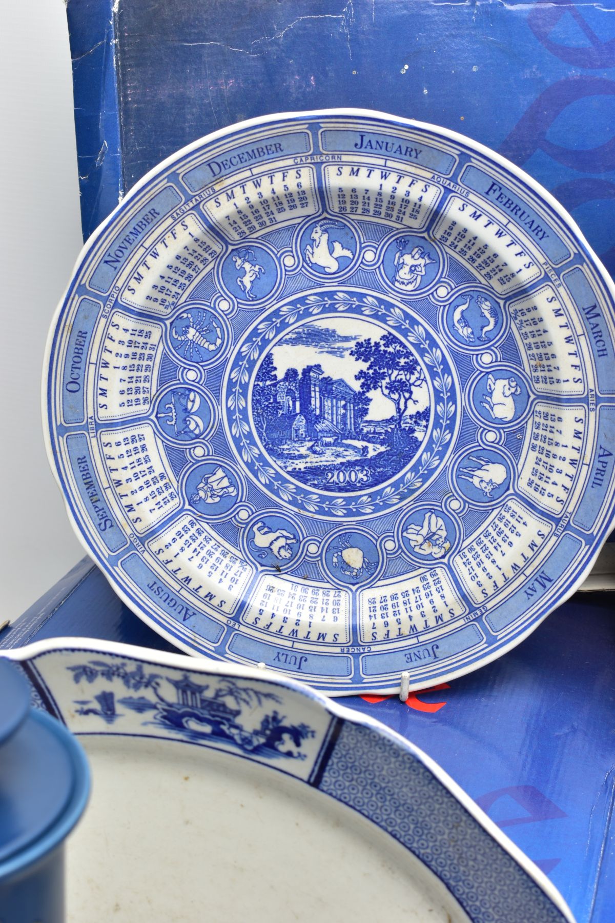 A SMALL COLLECTION OF BLUE AND WHITE WARES ETC, to include six Spode calendar plates for the years - Bild 5 aus 17