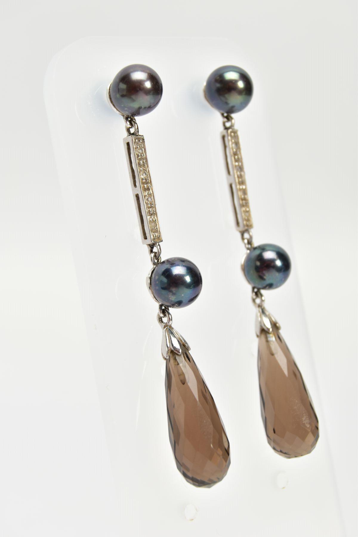 A PAIR OF 9CT GOLD CULTURED PEARL, QUARTZ AND COLOURLESS GEM EARRINGS, the grey cultured pearl - Bild 2 aus 2