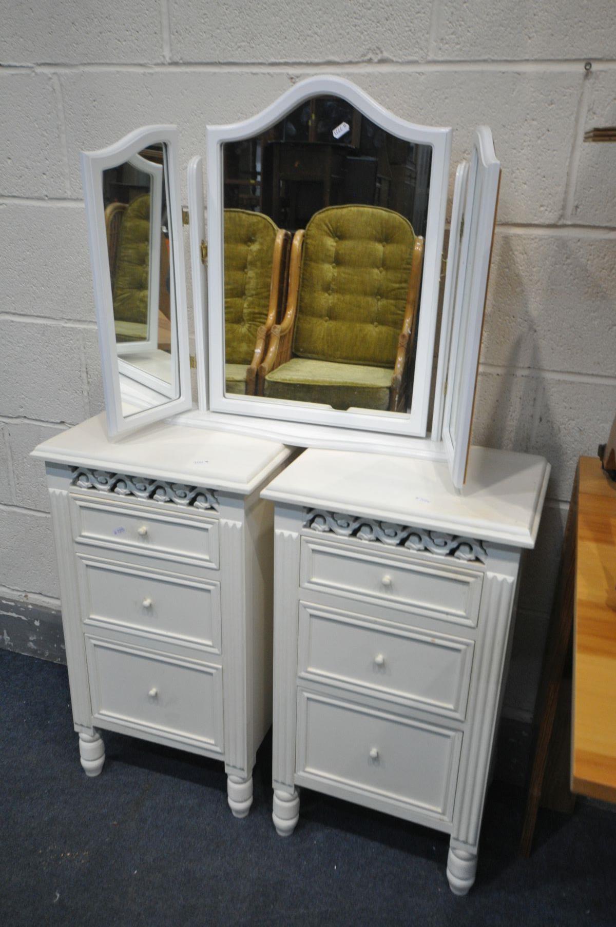 A PINE GATE LEG TABLE, along with a pair of white finish bedside chests, two white triple dressing - Bild 2 aus 2