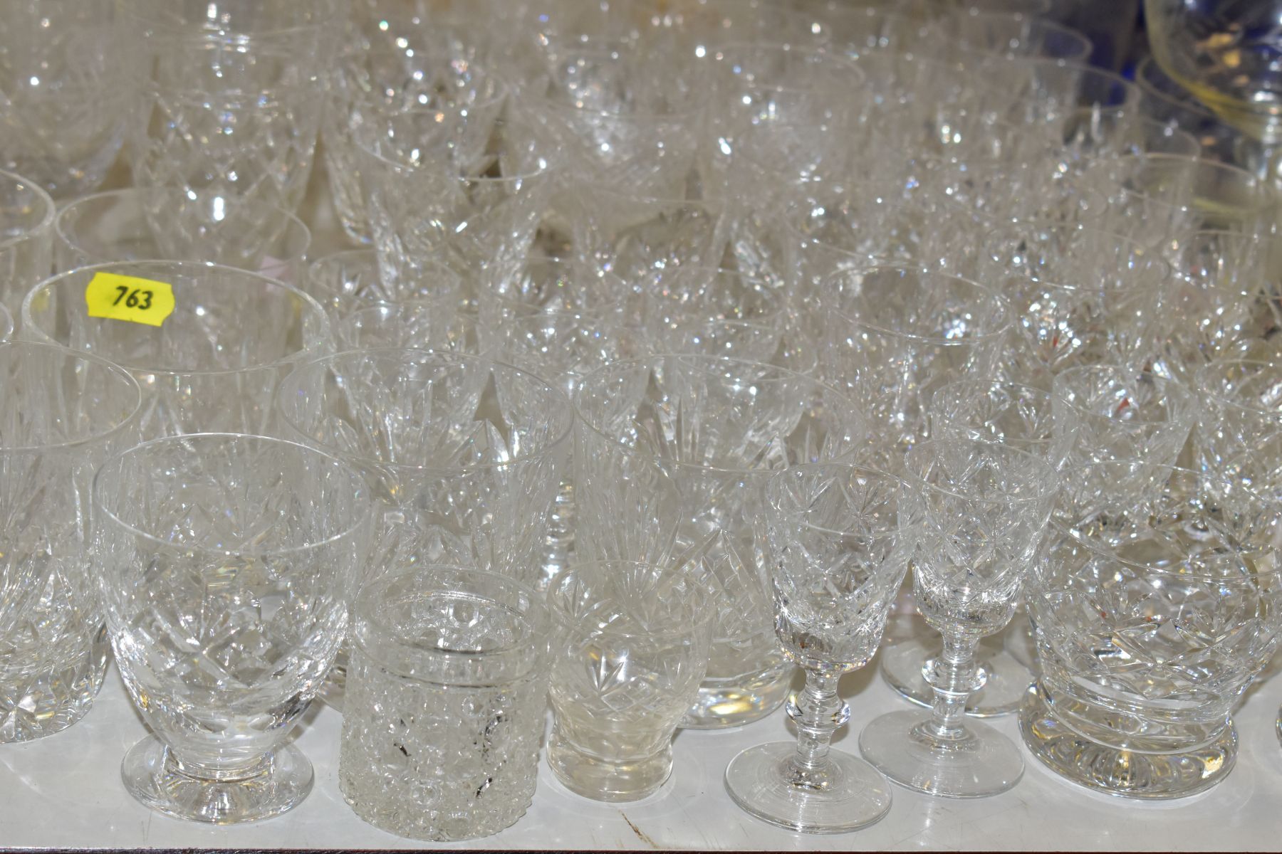 A LARGE COLLECTION OF DRINKING GLASSES, FIVE DECANTERS, A BOXED SET OF ROYAL SEFTON CRYSTAL WINE - Bild 4 aus 7