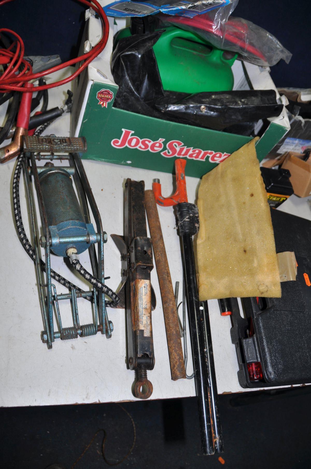 A COLLECTION OF AUTOMOTIVE TOOLS including a Kinzo trolley jack, a pair of axle stands, two car - Image 4 of 7