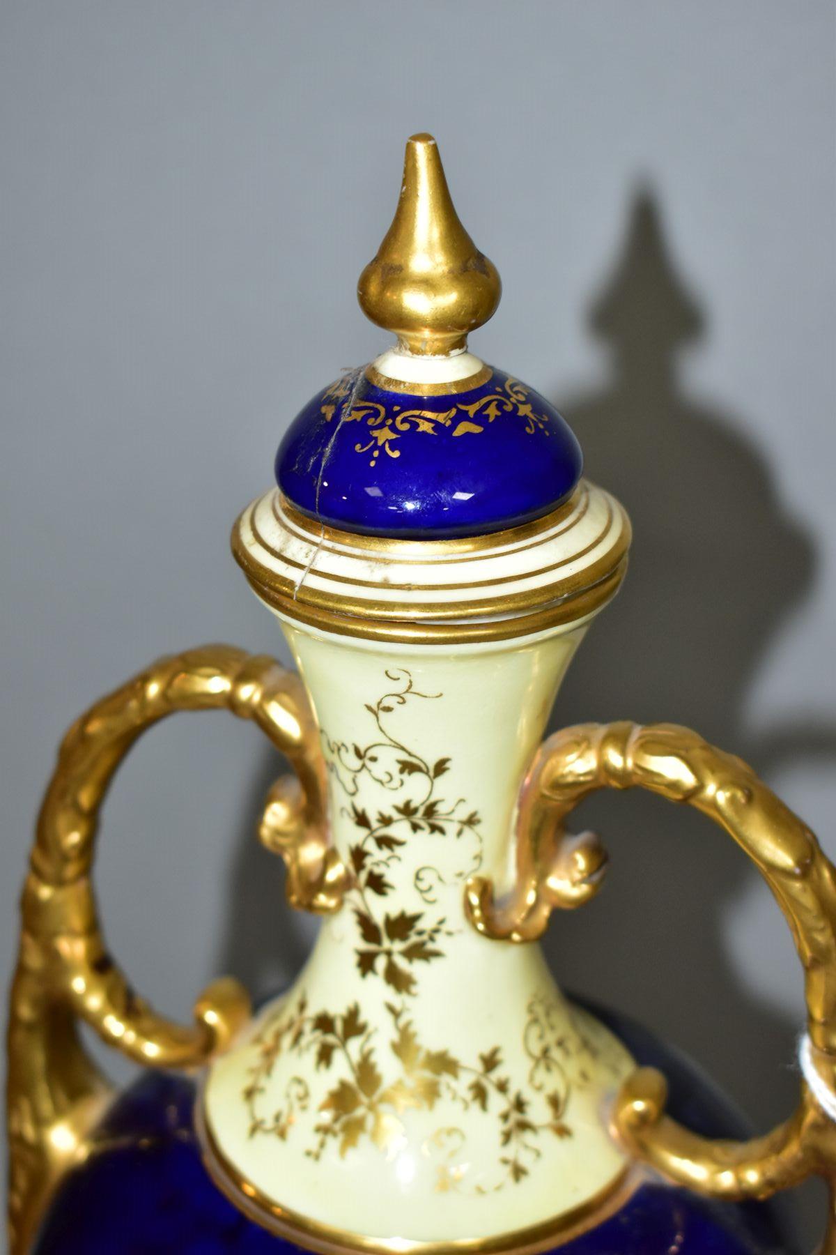 AN EARLY 20TH CENTURY COALPORT TWIN HANDLED PEDESTAL VASE AND COVER, the pale yellow, blue and - Bild 2 aus 10