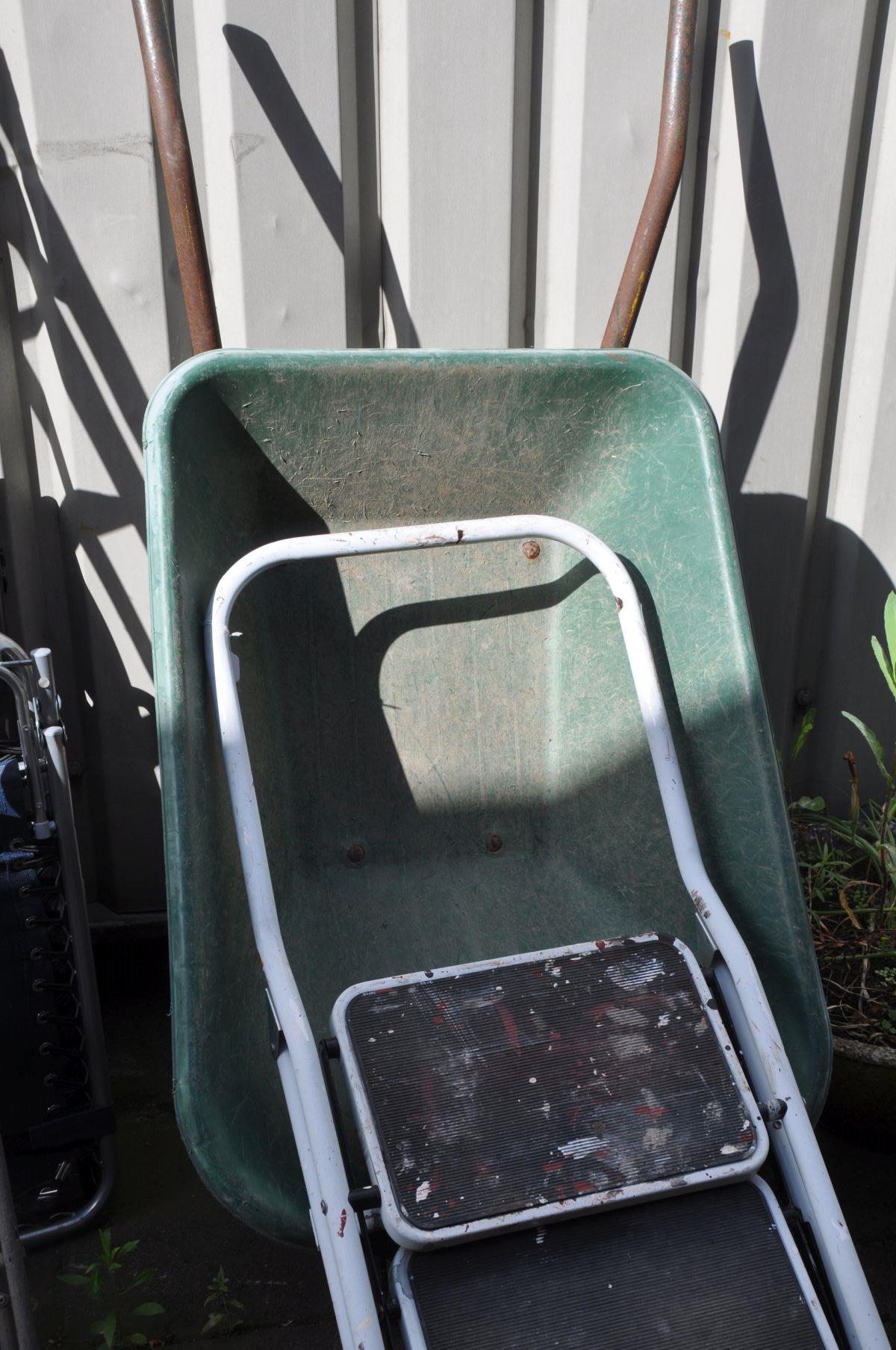TWO FOLDING GARDEN LOUNGER CHAIRS, along with a plastic wheelbarrow, and two metal ladders (5) - Bild 2 aus 2