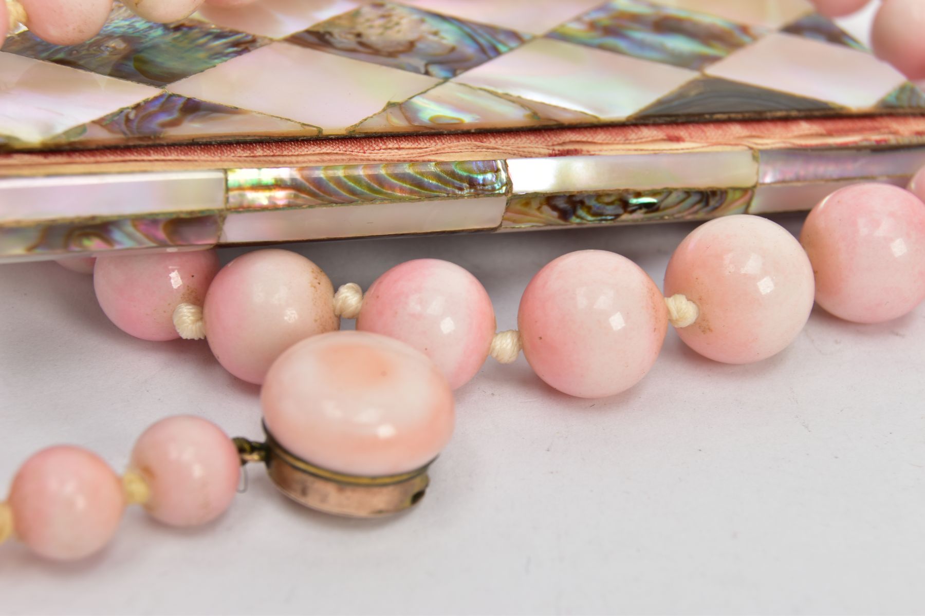 A CERAMIC BEAD NECKLACE AND AN AIDE MEMOIRE, a graduated pink glazed ceramic bead necklace, fitted - Bild 5 aus 5